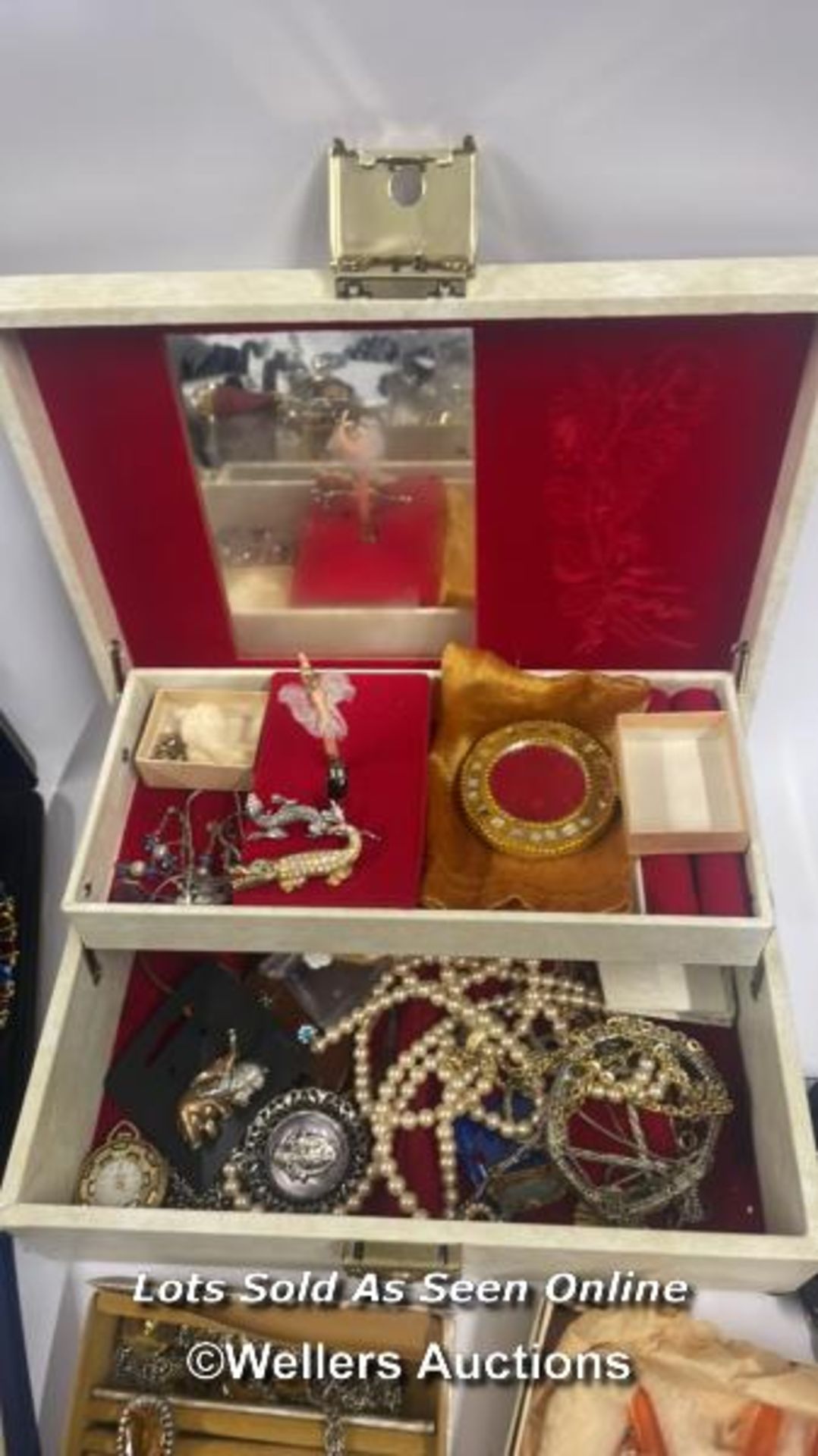 A LARGE COLLECTION OF COSTUME JEWELLERY INCLUDING PIERRE CARDIN DESIGNER COLLECTION NECKLACE & - Image 4 of 24