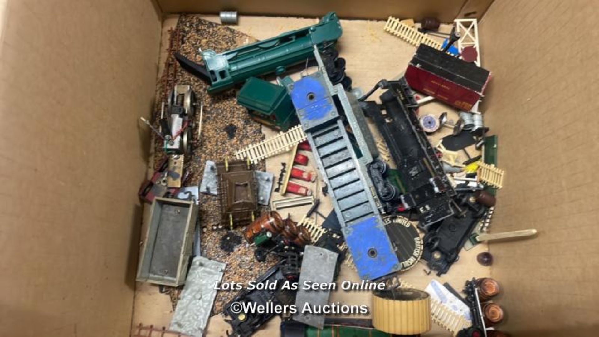 Large collection of unboxed railway cars and parts - Image 6 of 6