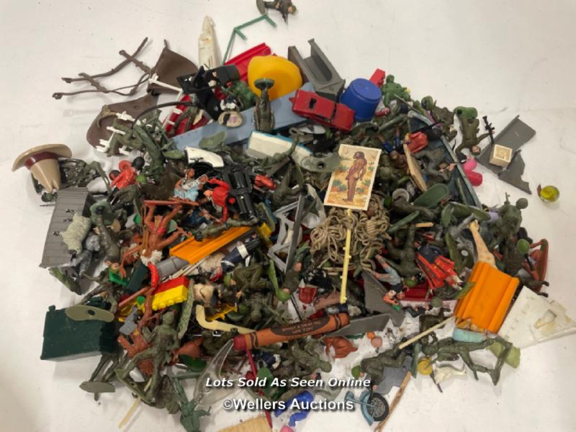Mainly vintage plastic soldiers