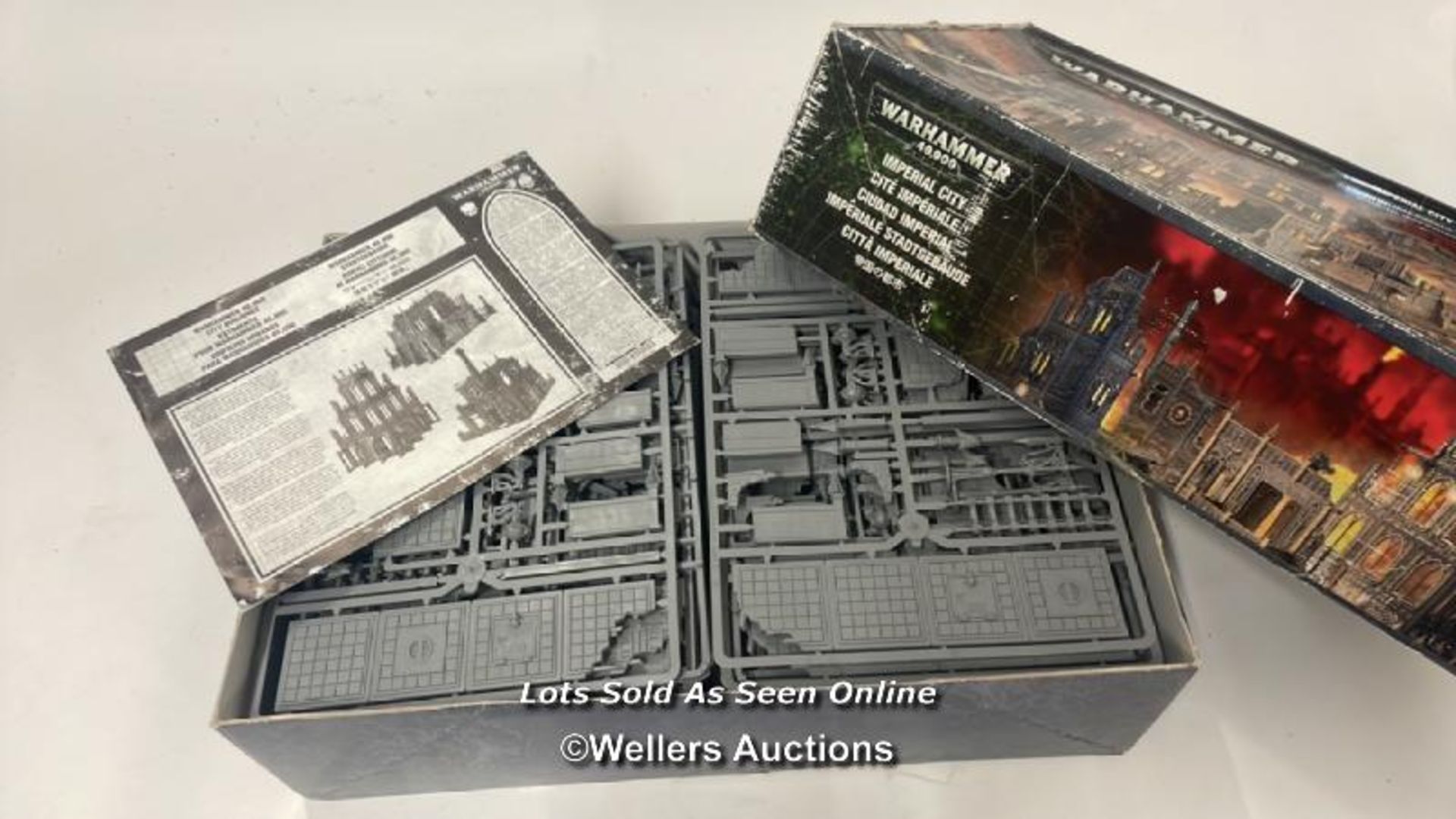 Games Workshop Warhammer 40,000 Imperial City, opened but unused with two sealed sets of figures, - Bild 3 aus 14
