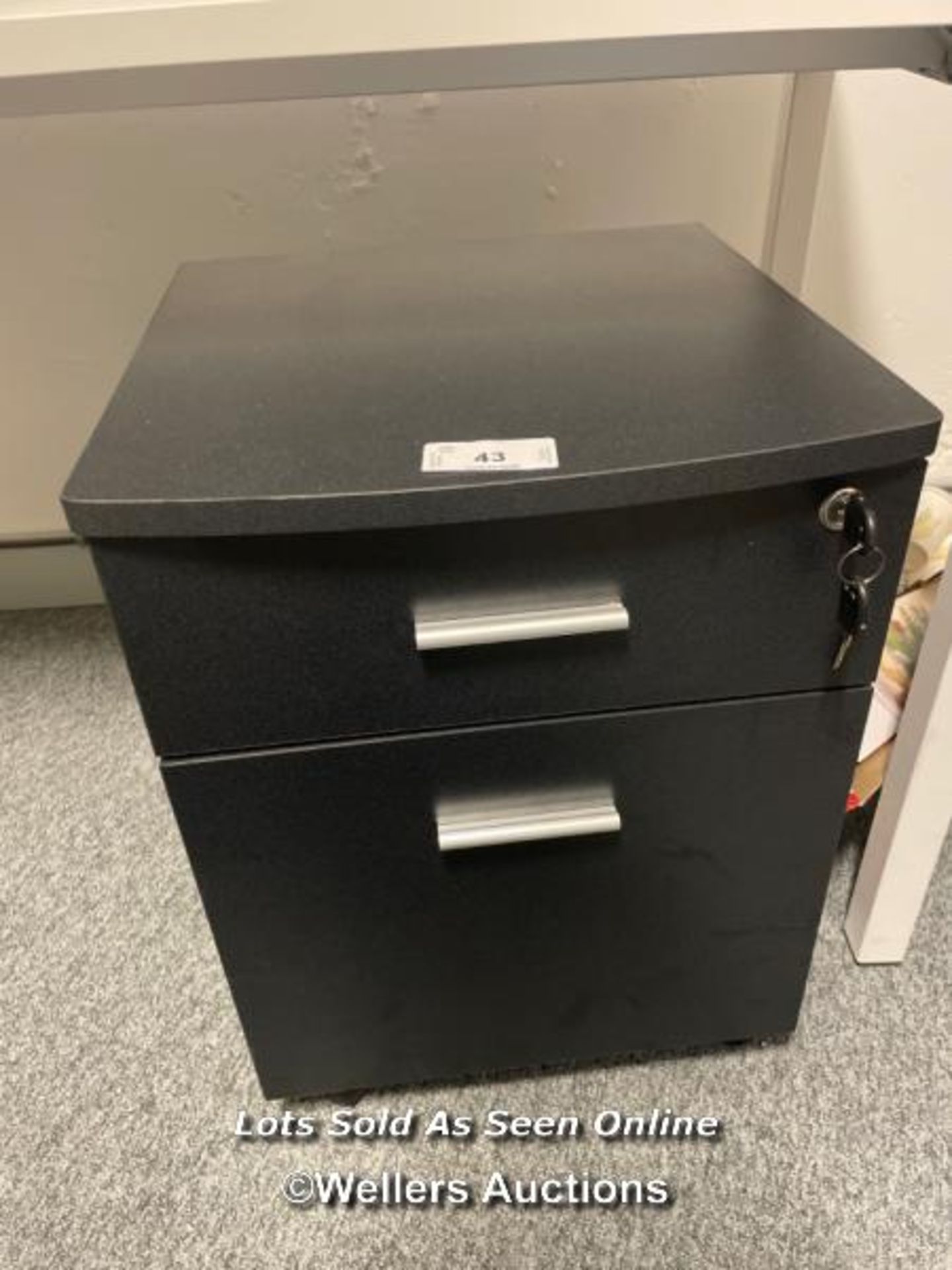 2 DRAWER BLACK FILING CABINET WITH KEYS - 56CM H X 42CM W X 44.5CM D / THE LOTS IN THIS AUCTION