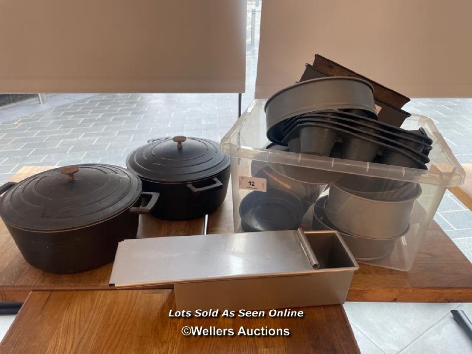 ASSORTED PANS, BAKING TINS ETC / THE LOTS IN THIS AUCTION ARE LOCATED IN WOKING, SURREY. PLEASE