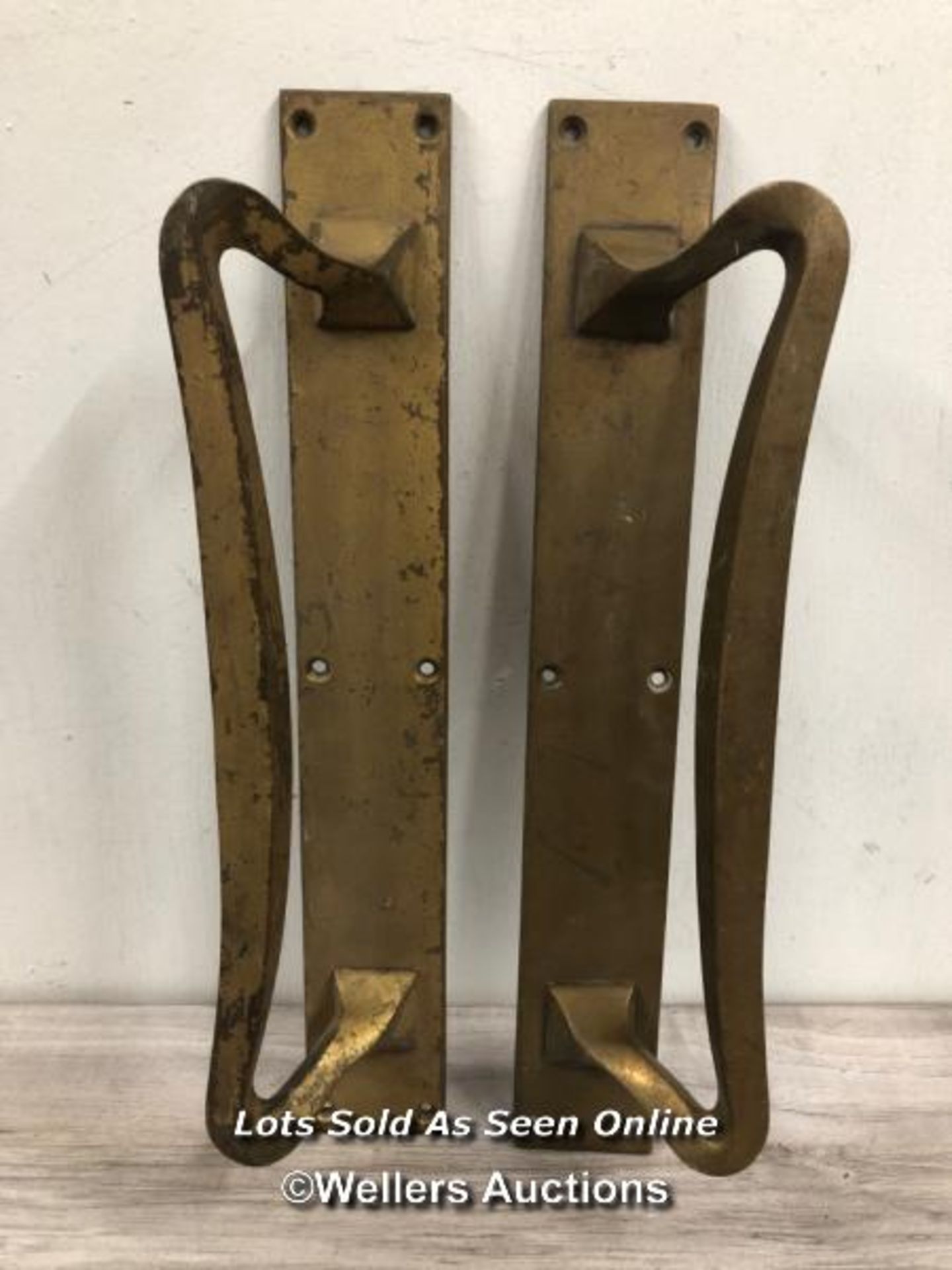 *MATCHING PAIR OF BRASS PULL HANDLES, MOUNTED AGAINST RECTANGULAR BACK PLATE, 36CM (H) X 5CM (W) /