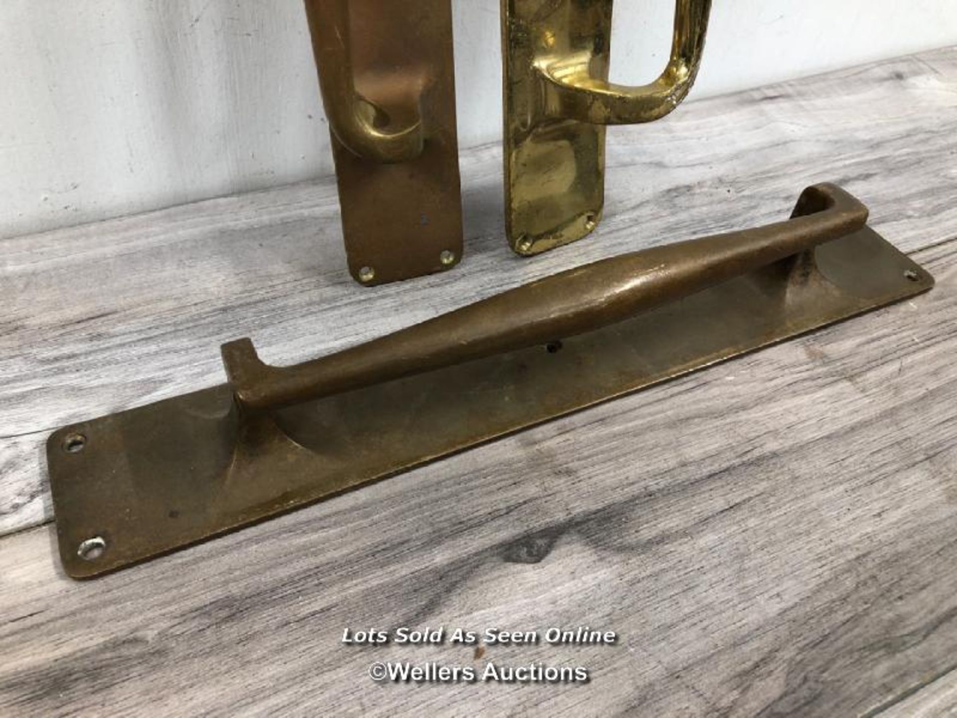 *SET OF THREE SOLID BRASS PULL HANDLES, INCL. PUSH AND PULL, LARGEST 38CM (L) X 6.5CM (W) / - Image 3 of 3