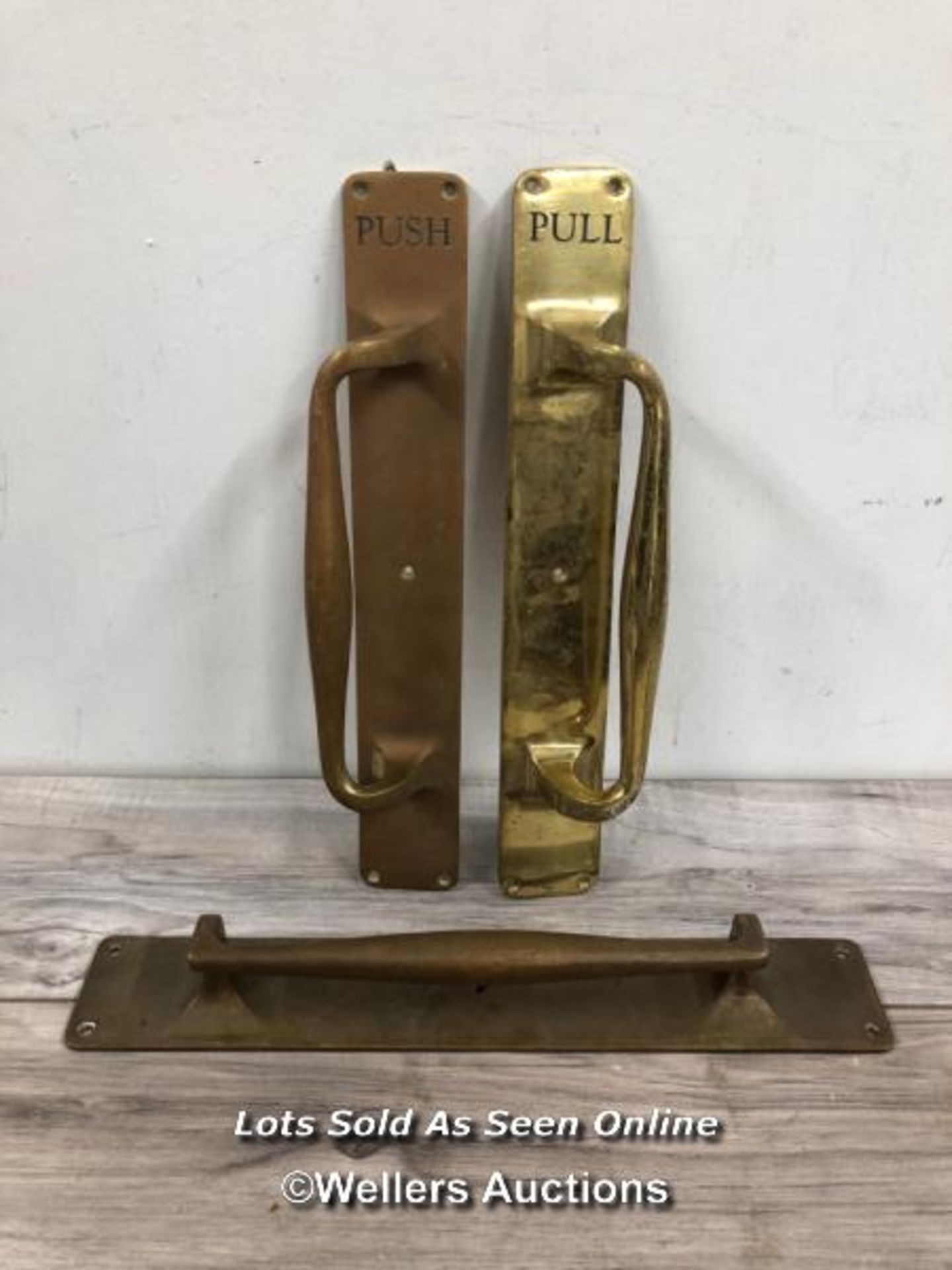 *SET OF THREE SOLID BRASS PULL HANDLES, INCL. PUSH AND PULL, LARGEST 38CM (L) X 6.5CM (W) /