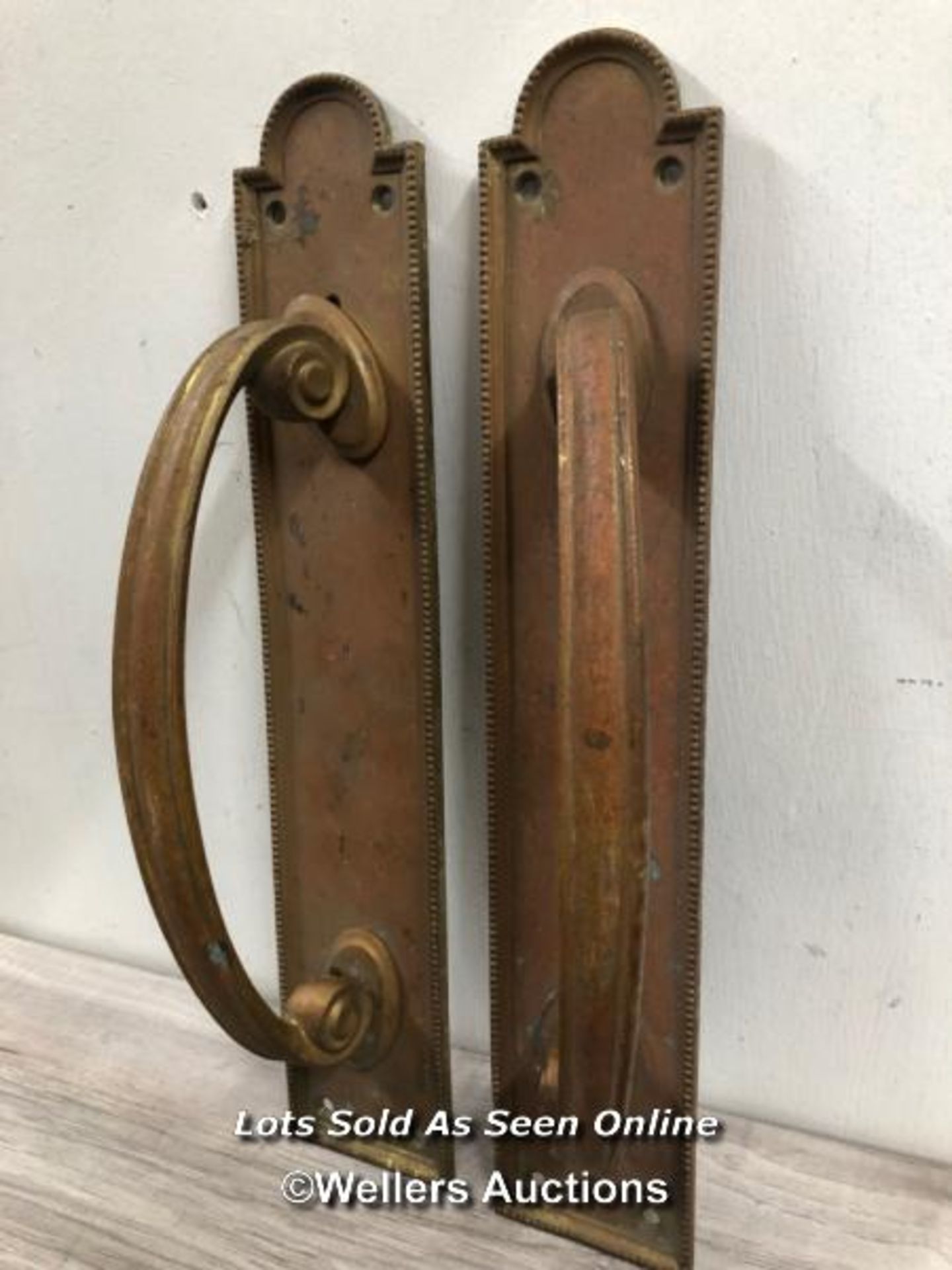 *MATCHING PAIR OF BRASS PULL HANDLES WITH ROPE STYLE BORDER, AGAINST BOW-TOP RECTANGULAR BACK PLATE, - Image 2 of 4