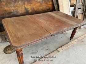 VICTORIAN MAHOGANY EXTENDING DINING TABLE WITH TWO LEAVES, 102CM (H) X 174CM (L) X 71CM (D) /