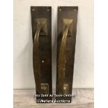 *MATCHING PAIR OF BRASS PULL HANDLES, MOUNTED AGAINST RECTANGULAR BACK PLATE, 35.5CM (L) X 6.5CM (W)