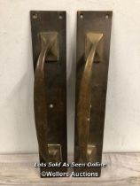 *MATCHING PAIR OF BRASS PULL HANDLES, MOUNTED AGAINST RECTANGULAR BACK PLATE, 35.5CM (L) X 6.5CM (W)