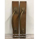 *MATCHING PAIR OF BRASS PULL HANDLES, MOUNTED AGAINST RECTANGULAR BACK PLATE, 38CM (L) X 6.5CM (W) /