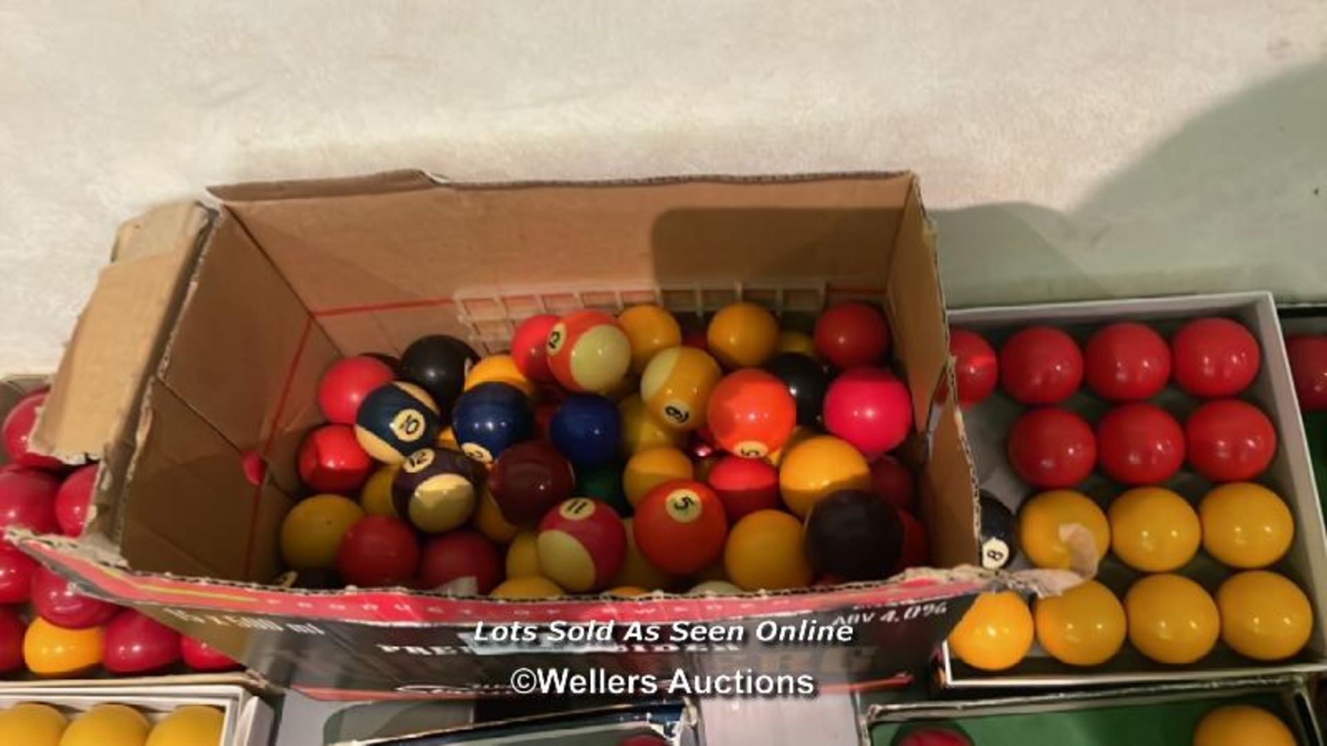 LARGE QUANTITY OF SNOOKER AND POOL BALLS / COLLECTION LOCATION: OLD WOKING DISTRICT RECREATION CLUB, - Bild 3 aus 4