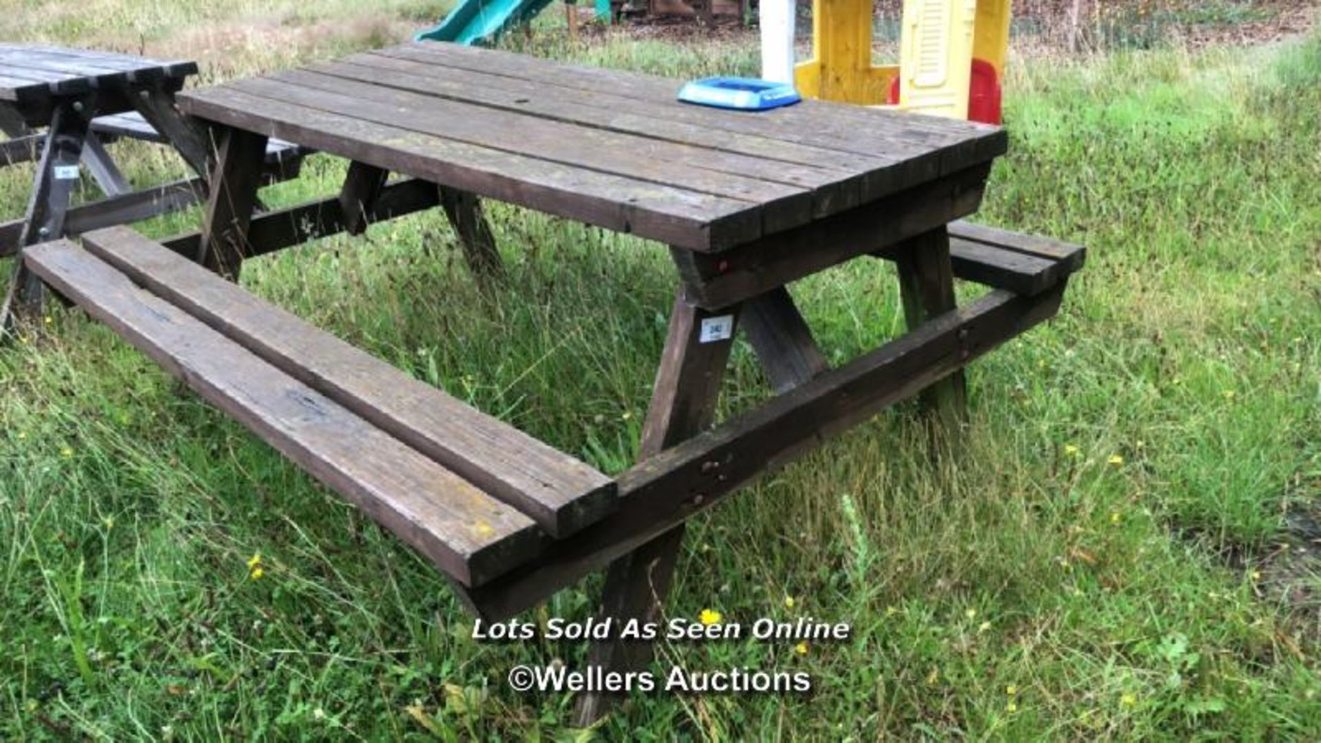 PUB GARDEN PICNIC BENCH, 80CM (H) X 180CM (L) X 150CM (D) / COLLECTION LOCATION: OLD WOKING DISTRICT