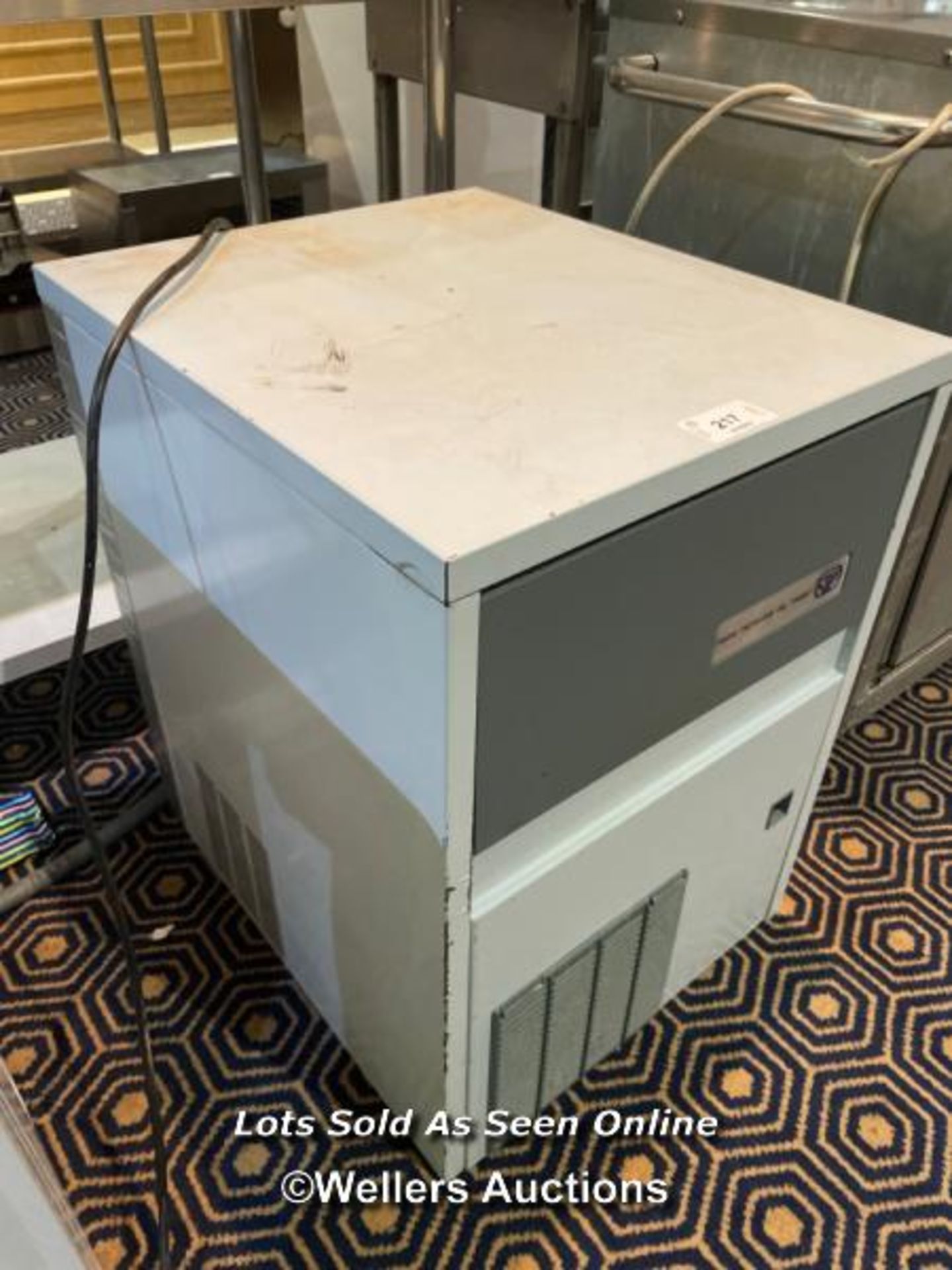 NTF SL70 ICE MAKER, 220-240V, 69CM (H) X 49.5CM (W) X 59CM (D) / COLLECTION LOCATION: OLD WOKING - Image 2 of 2