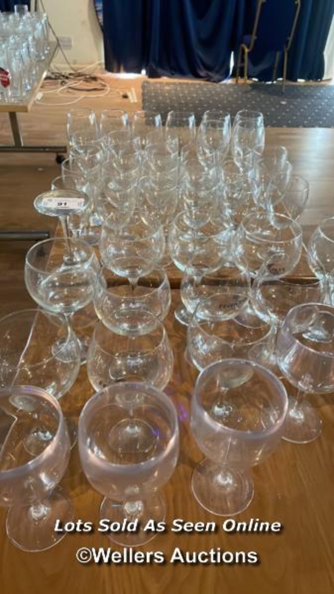 APPROX. 50X GIN AND WINE GLASSES / COLLECTION LOCATION: OLD WOKING DISTRICT RECREATION CLUB, 33 - Image 2 of 4