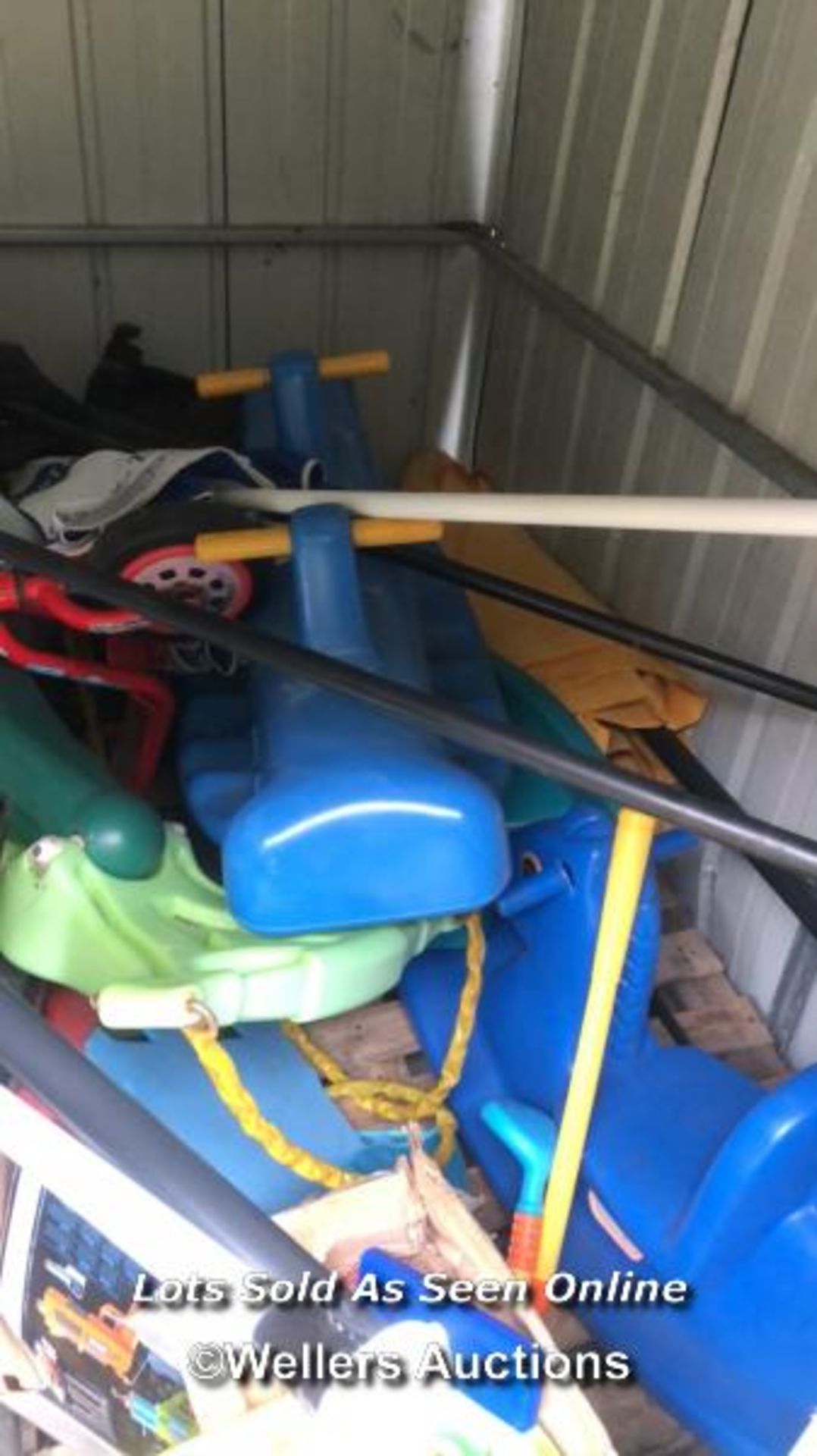 CONTENTS OF SHED INCL. CHILDREN'S TOYS, LADDER, GARDEN PARASOL UMBRELLAS, HUSQVARNA MOWER, LARGE - Image 3 of 6