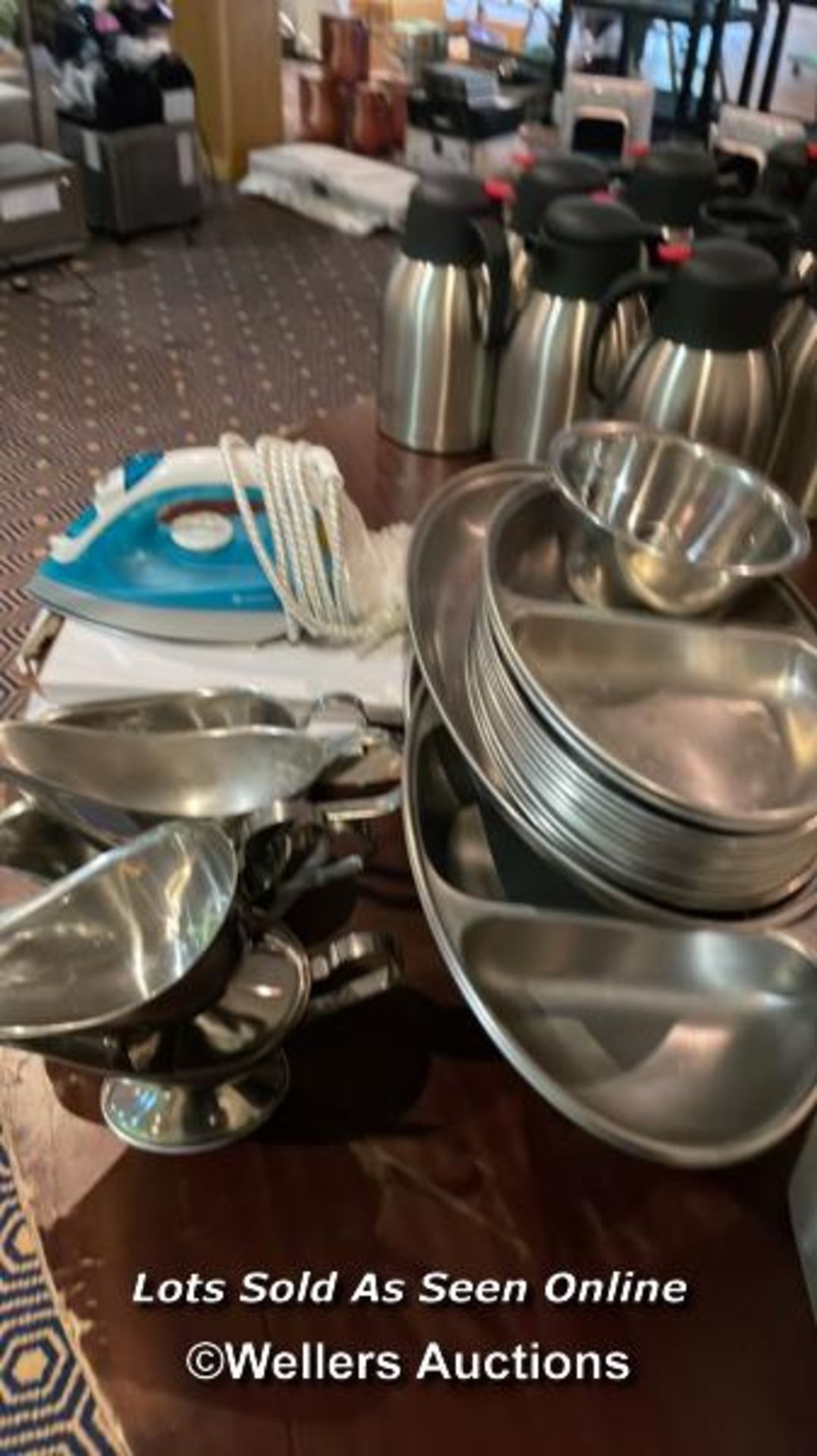 LARGE QUANTITY OF STAINLESS STEEL TEA POTS, GRAVY BOATS, CUTLERY, TRAYS AND AN IRON / COLLECTION - Bild 4 aus 5