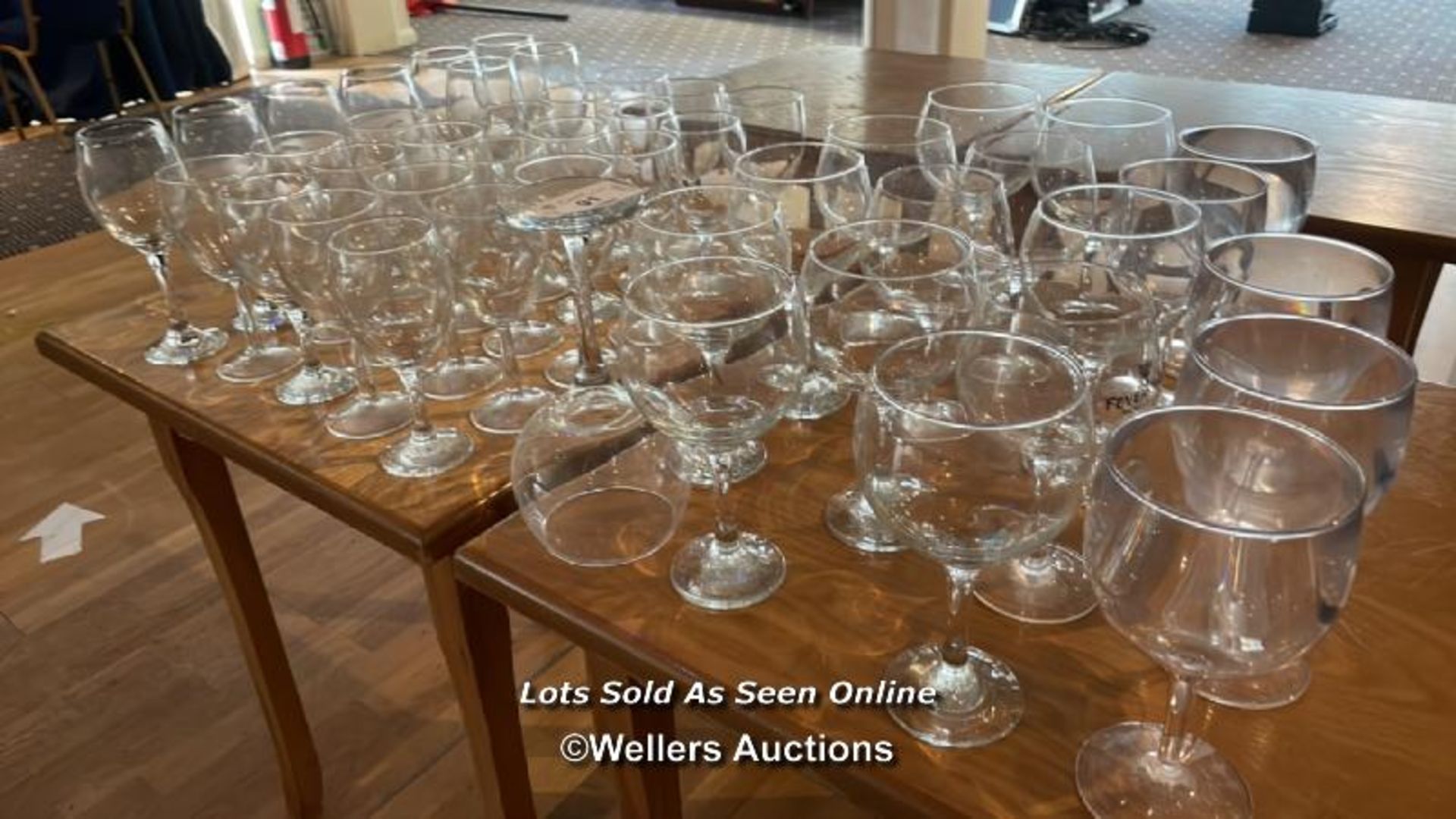 APPROX. 50X GIN AND WINE GLASSES / COLLECTION LOCATION: OLD WOKING DISTRICT RECREATION CLUB, 33