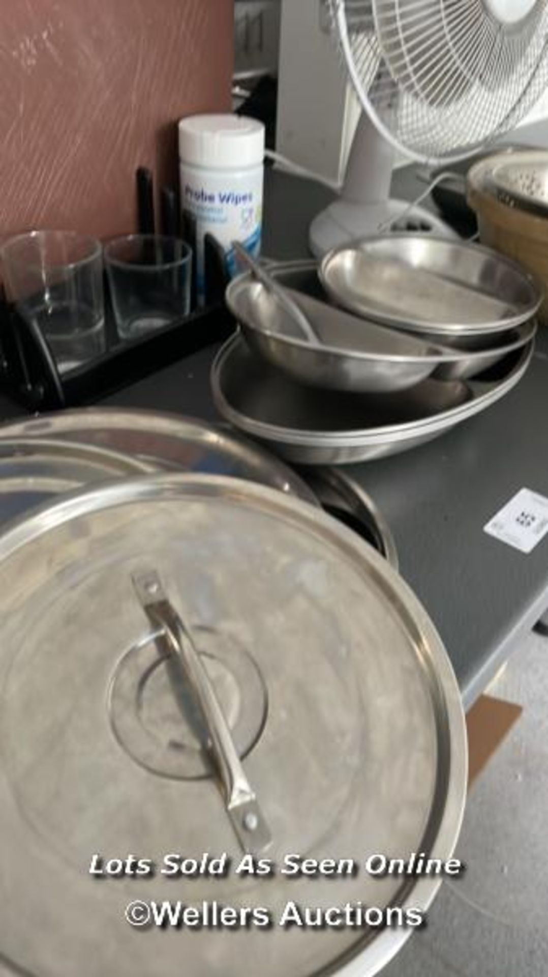 LARGE QUANTITY OF STAINLESS STEEL POTS, LIDS, PANS, TO ALSO INCL. FAN, CUTTING BOARDS, TRAYS AND - Image 5 of 9