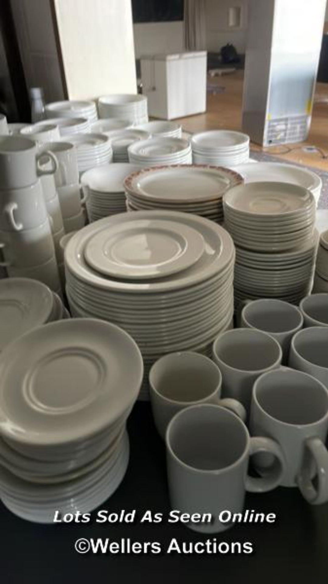 LARGE QUANTITY OF PLATES, SAUCERS AND MUGS / COLLECTION LOCATION: OLD WOKING DISTRICT RECREATION - Image 5 of 5