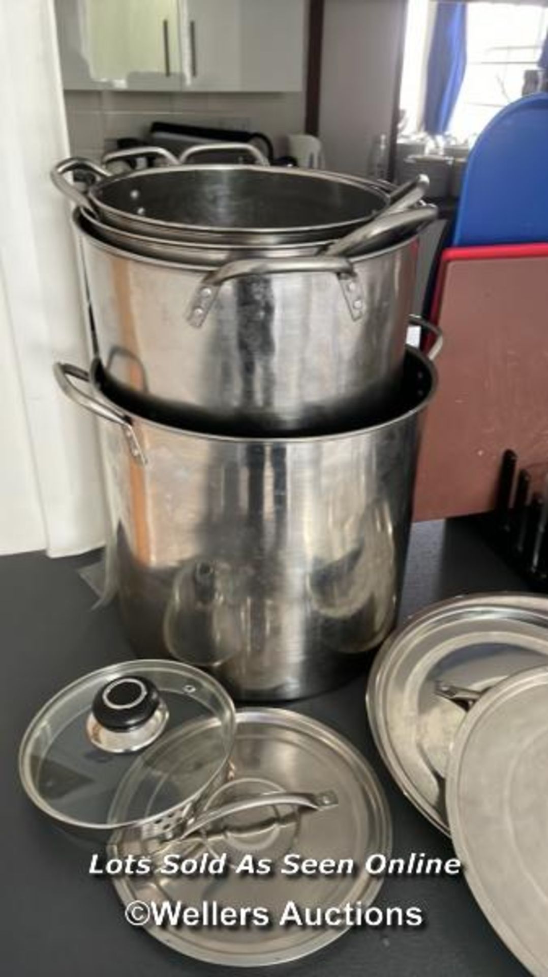 LARGE QUANTITY OF STAINLESS STEEL POTS, LIDS, PANS, TO ALSO INCL. FAN, CUTTING BOARDS, TRAYS AND - Bild 2 aus 9