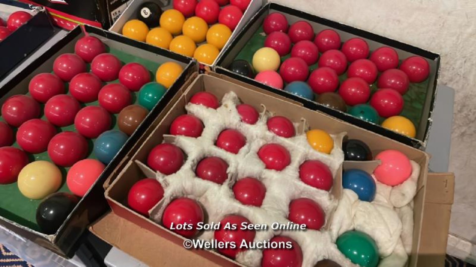 LARGE QUANTITY OF SNOOKER AND POOL BALLS / COLLECTION LOCATION: OLD WOKING DISTRICT RECREATION CLUB, - Bild 4 aus 4