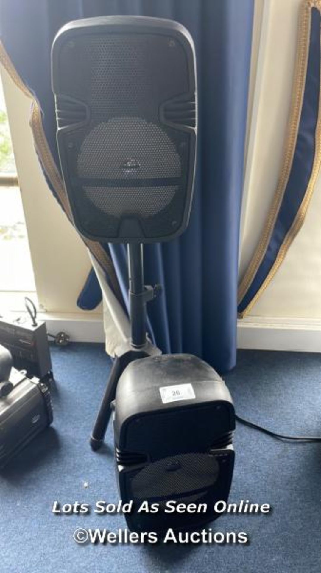 PAIR OF KARAOKE WIRELESS SPEAKERS INCL. 1X TRIPOD, WITHOUT CABLES / COLLECTION LOCATION: OLD