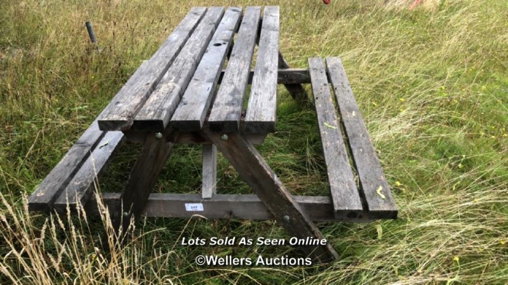 PUB GARDEN PICNIC BENCH, 75CM (H) X 146CM (L) X 127CM (D) / COLLECTION LOCATION: OLD WOKING DISTRICT - Bild 2 aus 2