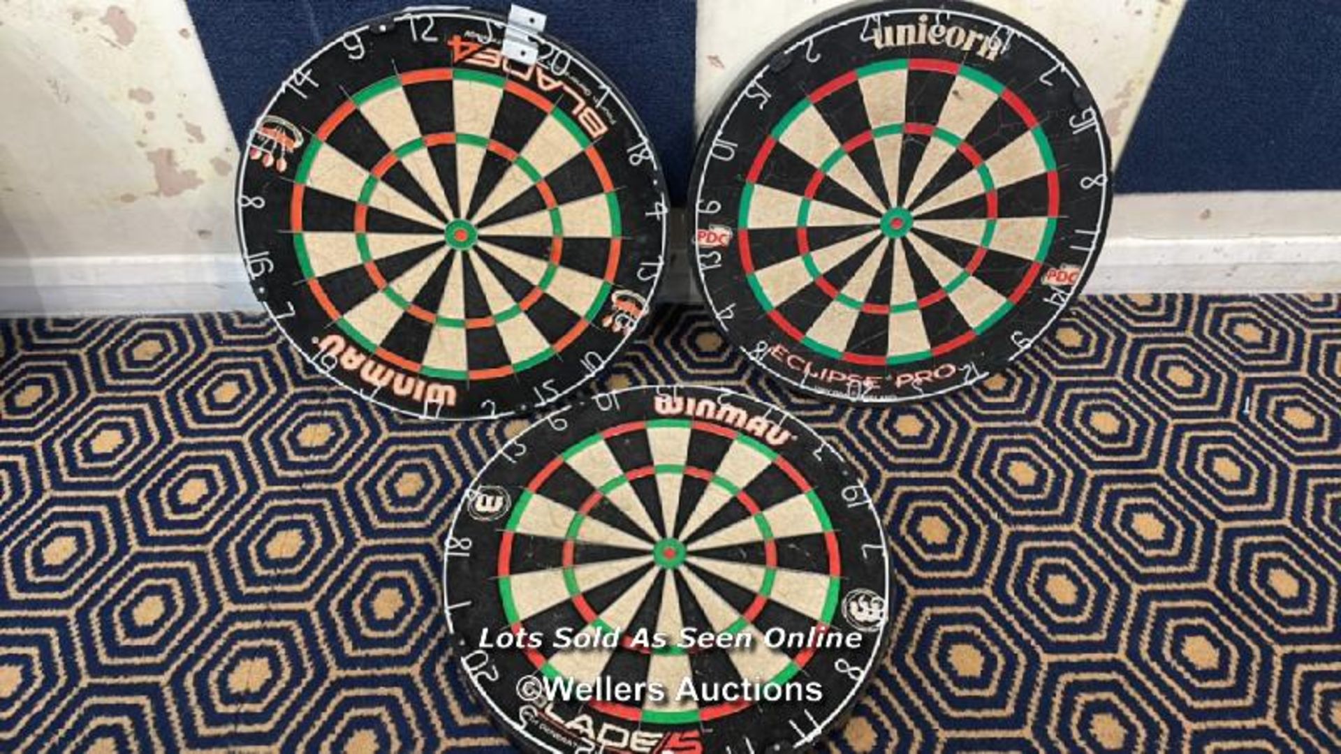 3X DARTBOARDS INCLUDING WINMAU BLADE 4/5 AND UNICORN ECLIPSE PRO, WITHOUT SURROUNDS / COLLECTION