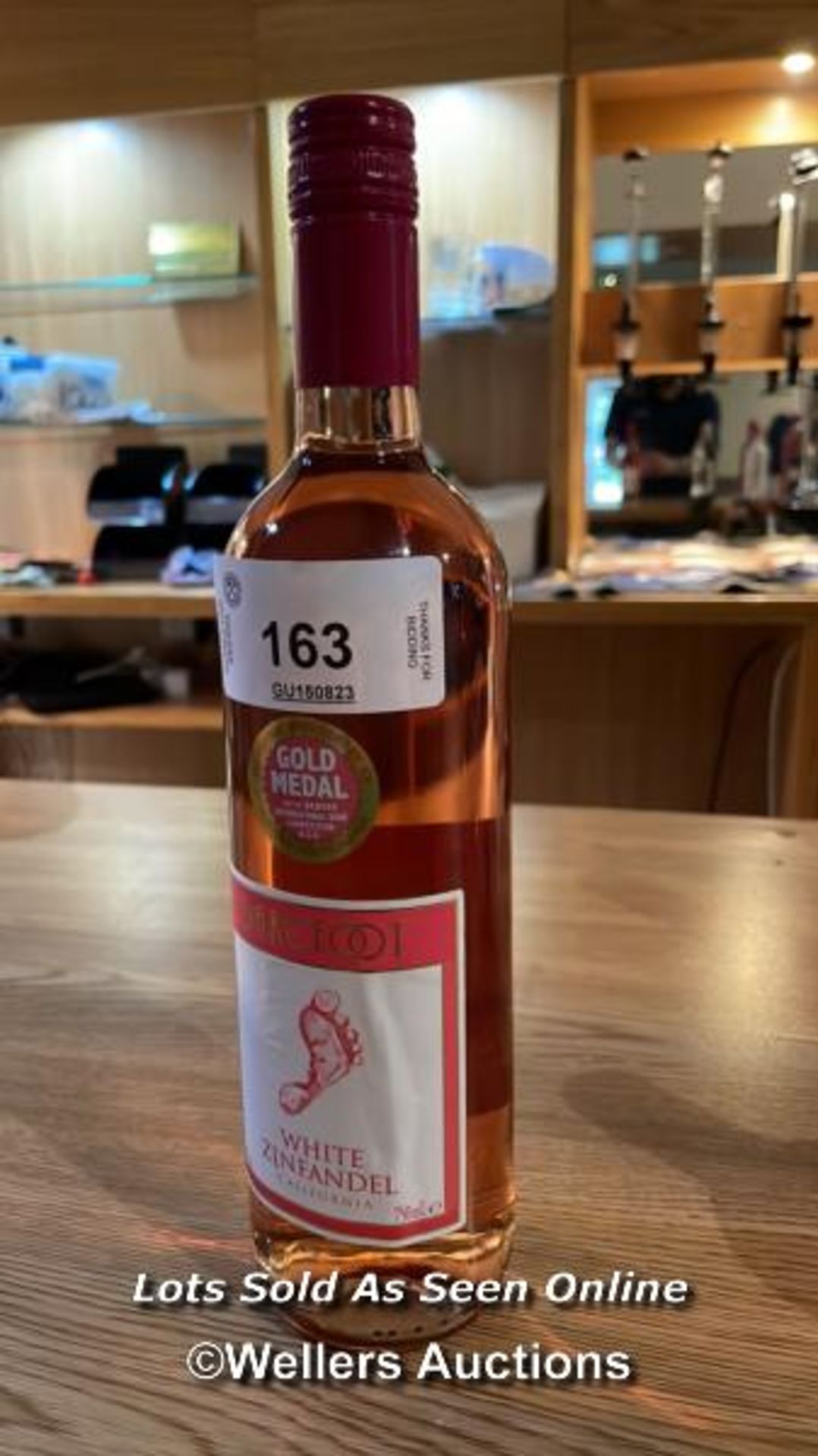 BAREFOOT WHITE ZINFANDEL CALIFORNIAN ROSE, 750ML, 8% VOL / COLLECTION LOCATION: OLD WOKING