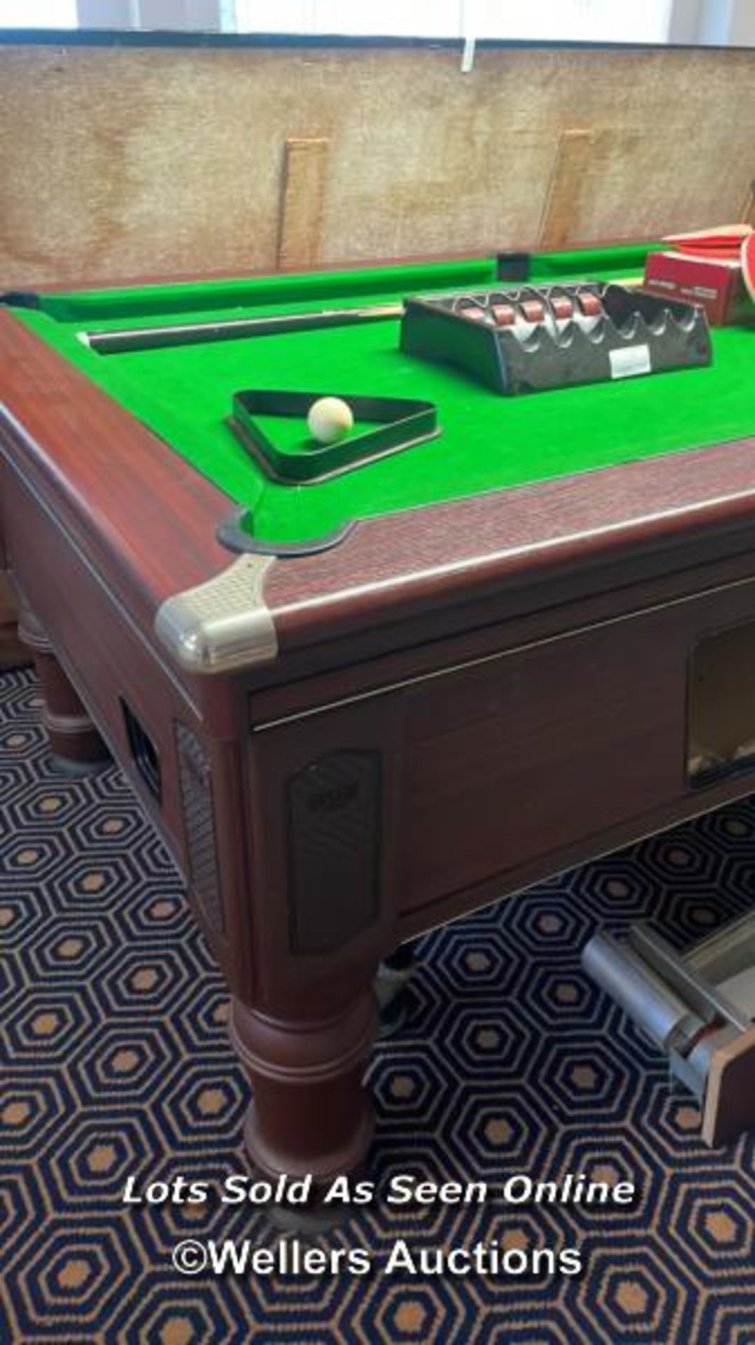 SUPREME POOL STANDARD SIZED POOL TABLE, RECENTLY REFELTED, INCLUDES BALLS, LIGHT, WALL MOUNTED CUE - Bild 3 aus 8
