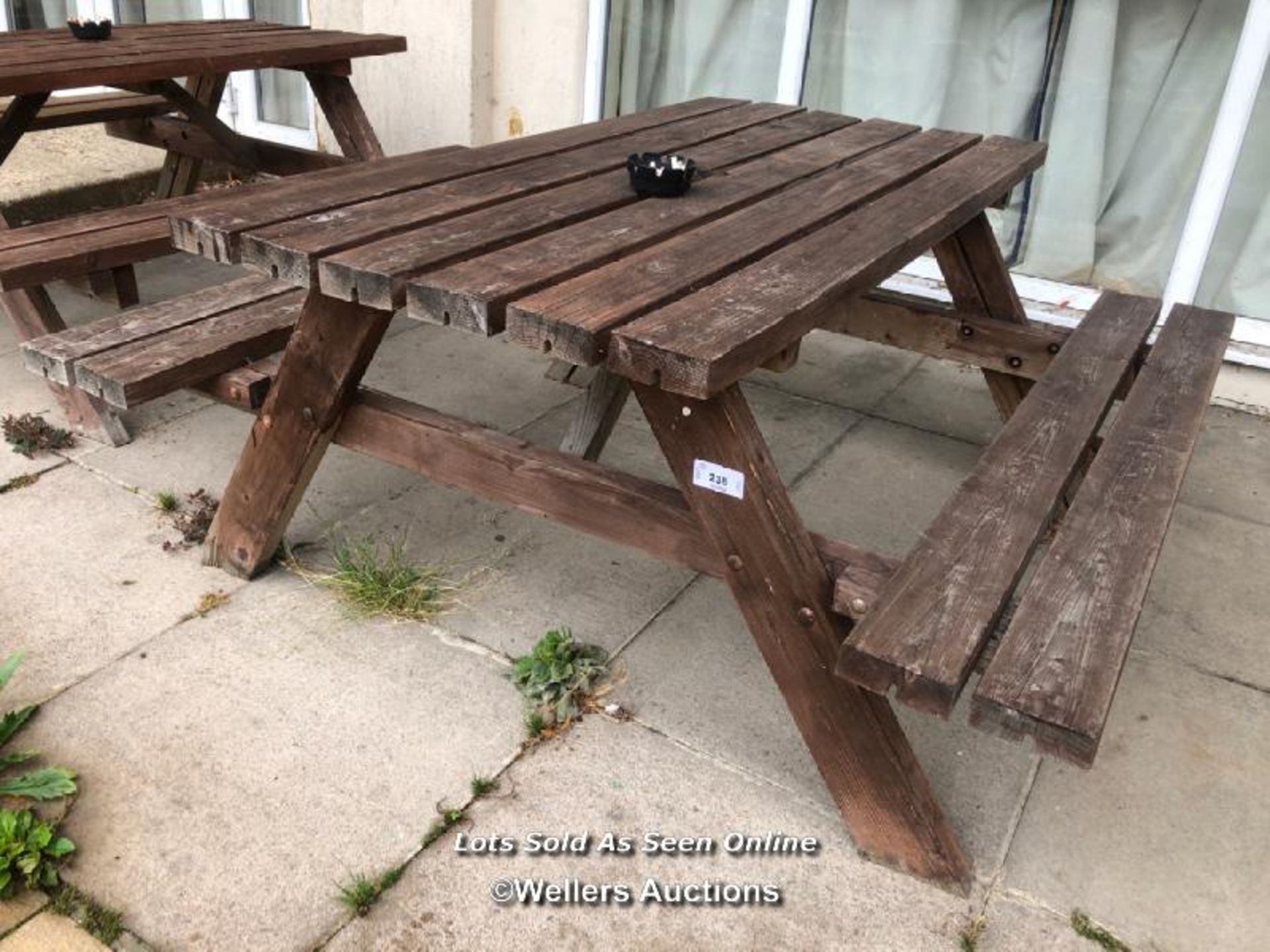 PUB GARDEN PICNIC BENCH, 69CM (H) X 140CM (L) X 151.5CM (D) / COLLECTION LOCATION: OLD WOKING