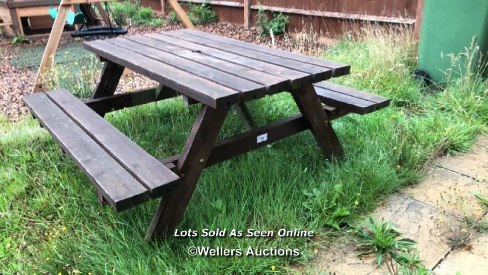 PUB GARDEN PICNIC BENCH, 70CM (H) X 140CM (L) X 152CM (D) / COLLECTION LOCATION: OLD WOKING DISTRICT