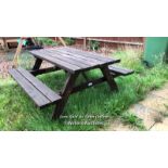 PUB GARDEN PICNIC BENCH, 70CM (H) X 140CM (L) X 152CM (D) / COLLECTION LOCATION: OLD WOKING DISTRICT