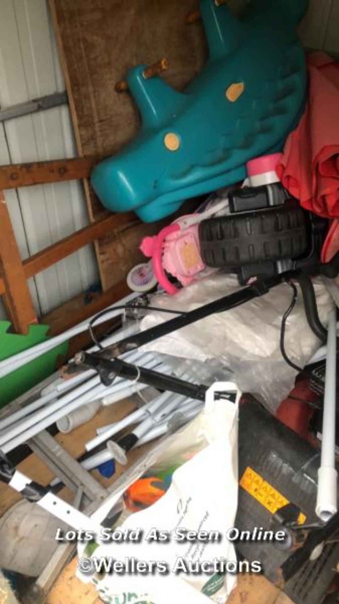 CONTENTS OF SHED INCL. CHILDREN'S TOYS, LADDER, GARDEN PARASOL UMBRELLAS, HUSQVARNA MOWER, LARGE - Image 2 of 6