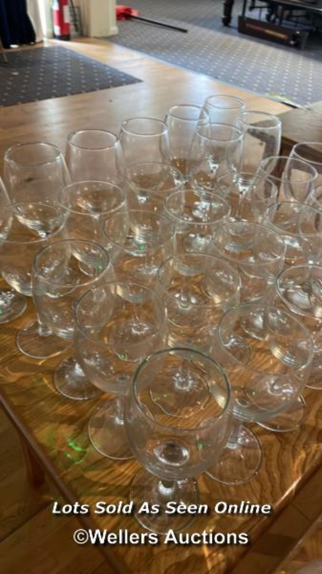 APPROX. 50X GIN AND WINE GLASSES / COLLECTION LOCATION: OLD WOKING DISTRICT RECREATION CLUB, 33 - Image 4 of 4