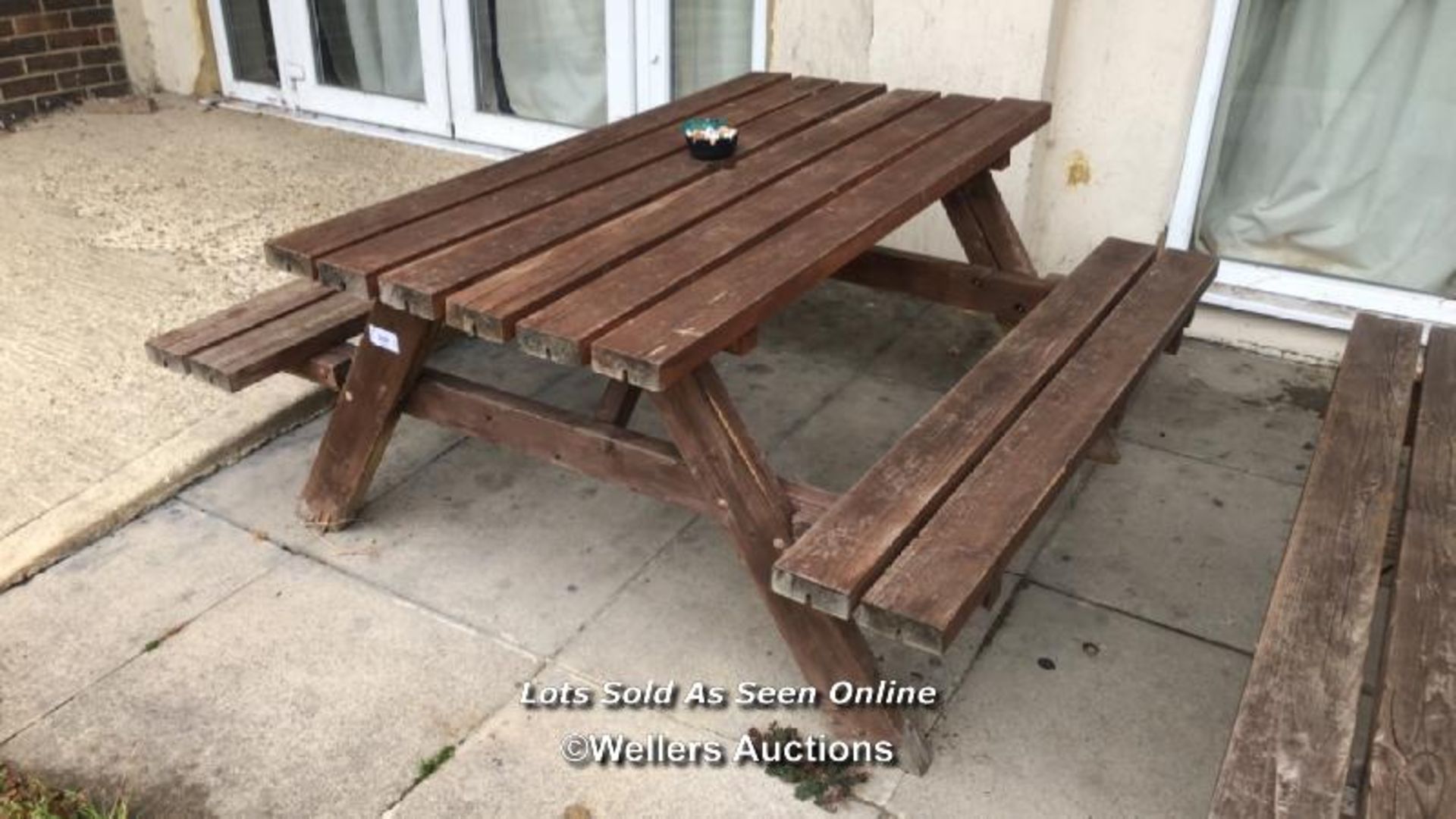 PUB GARDEN PICNIC BENCH, 69CM (H) X 140CM (L) X 151.5CM (D) / COLLECTION LOCATION: OLD WOKING