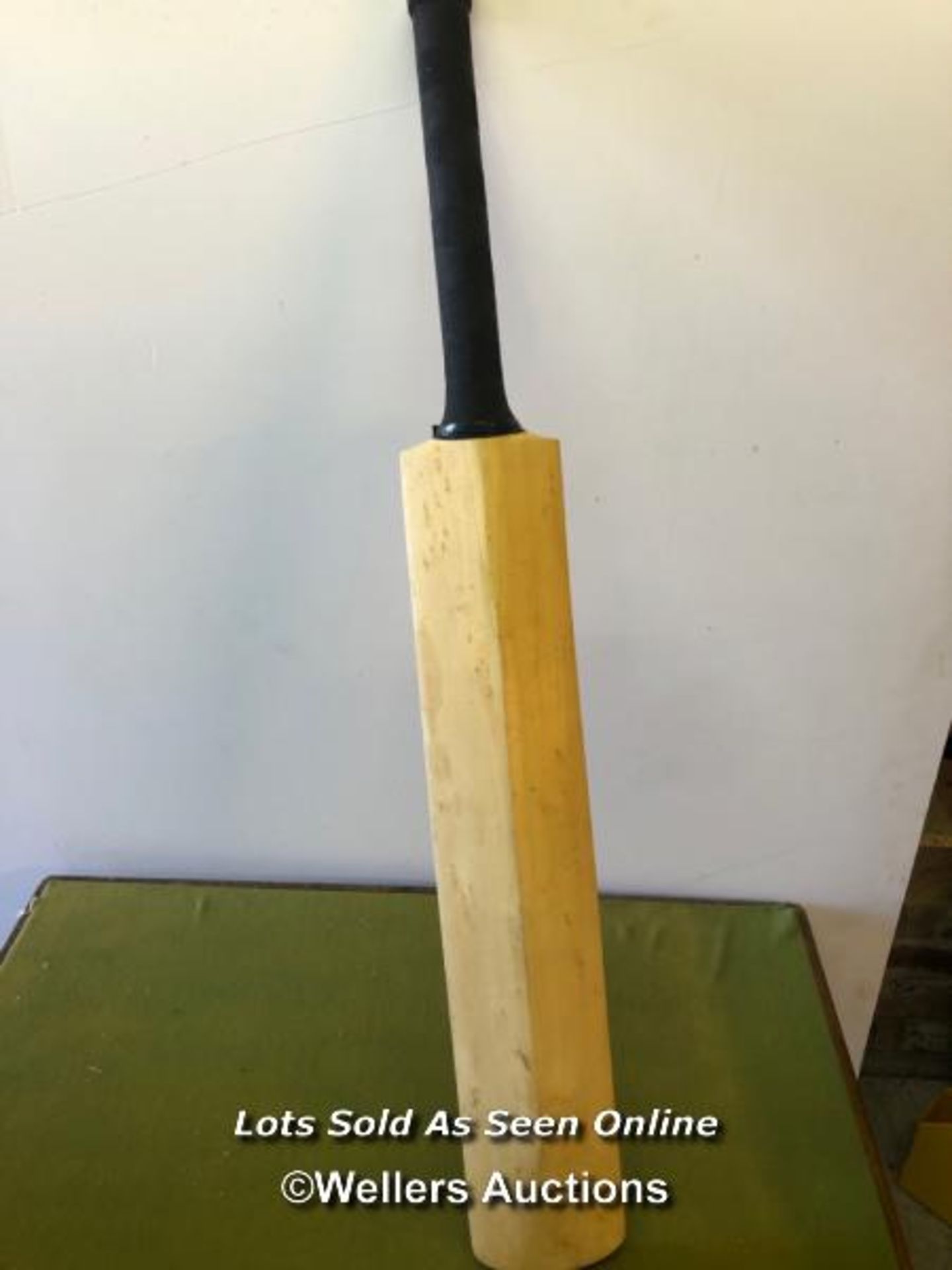 CRICKET BAT SIGNED BY THE SUSSEX CCC 2006, INCLUDING MATT PRIOR'S SIGNATURE - Image 4 of 4