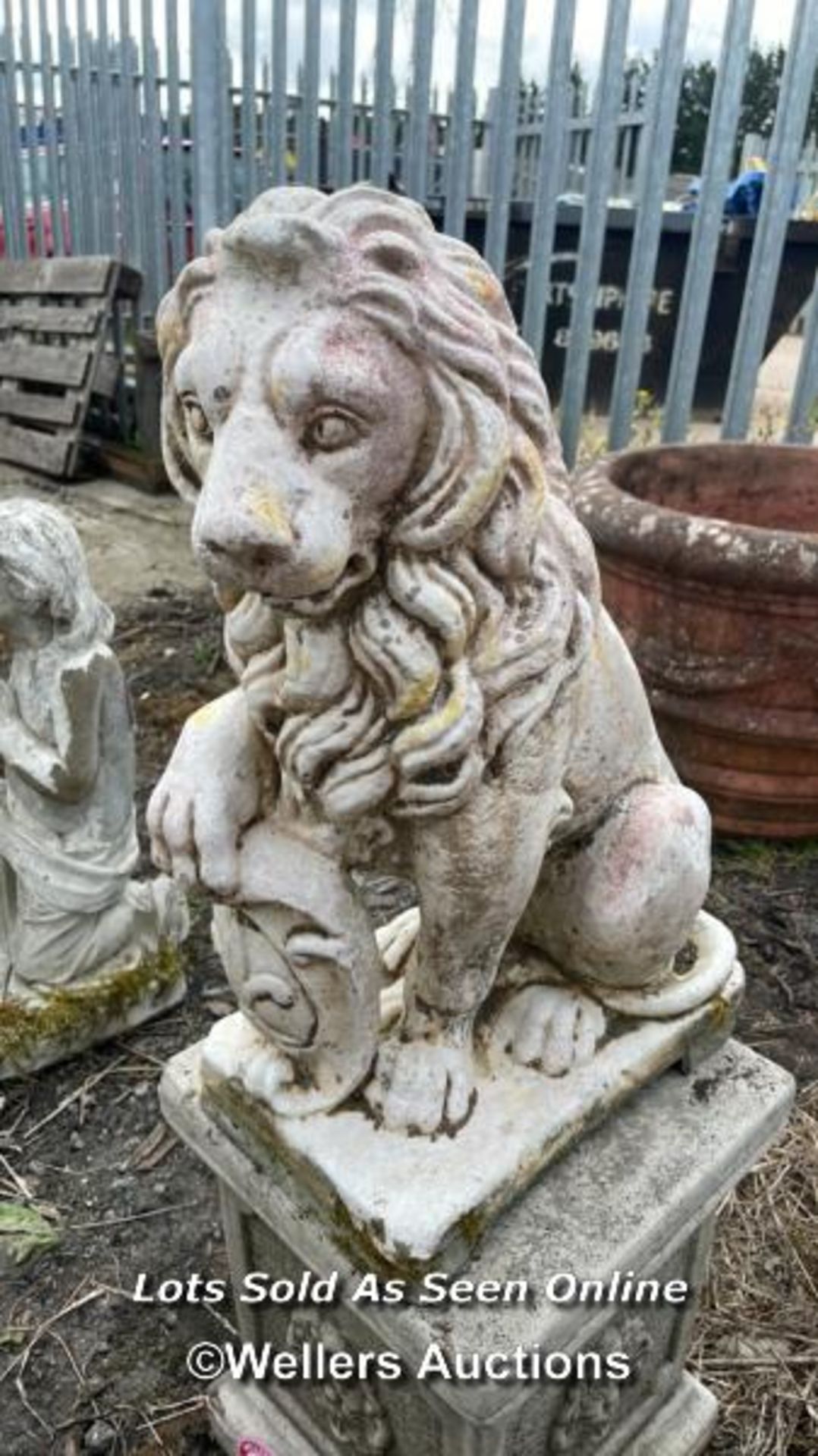 *RECONSTITUTED STONE ARMORIAL LION, 55CM (H) / COLLECTION LOCATION: ALBOURNE (BN6), FULL ADDRESS AND - Image 2 of 3