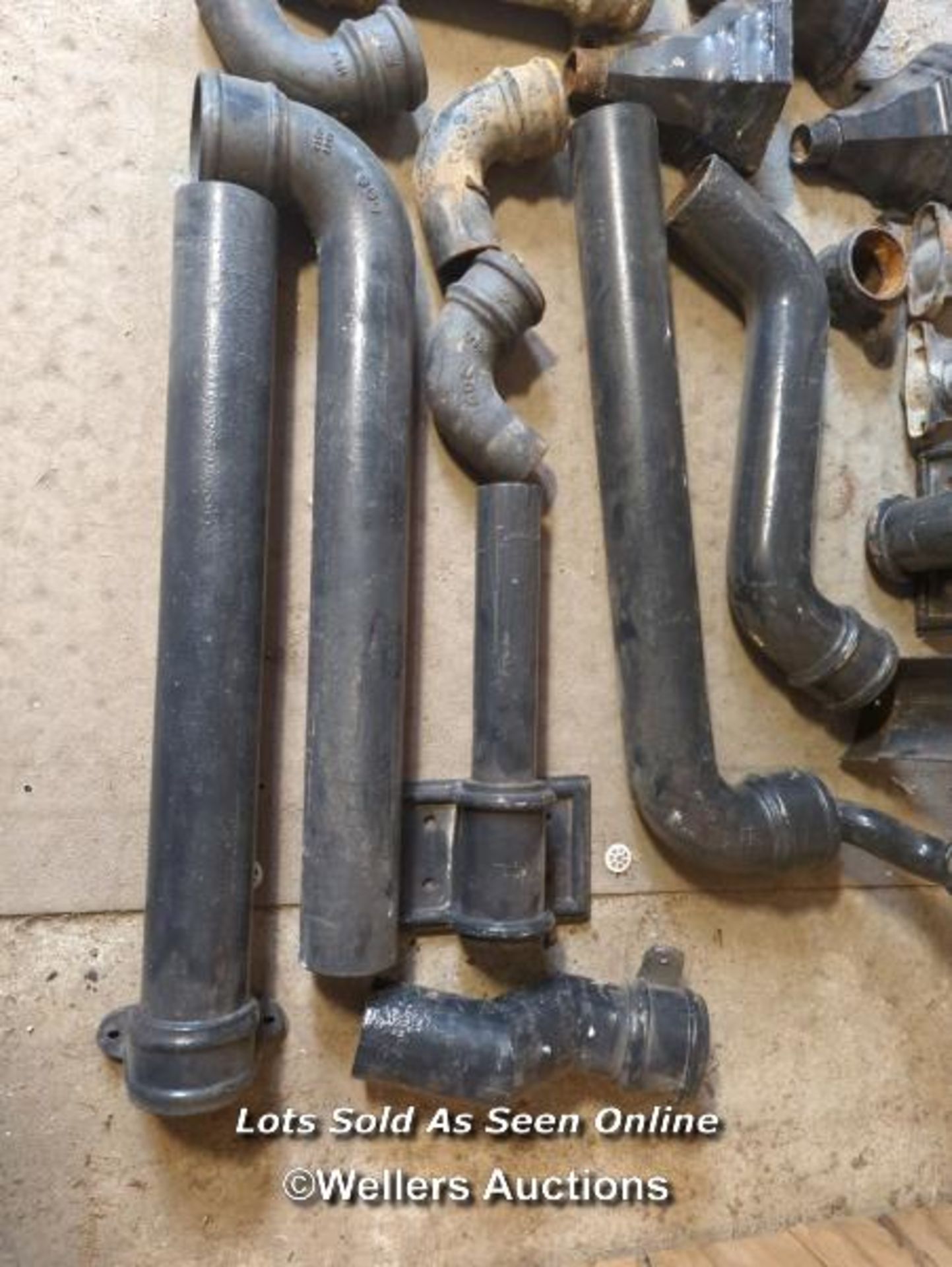 Collection of 19 pieces of cast iron downpipes, guttering and hoppers. Please note single narrow - Image 3 of 5