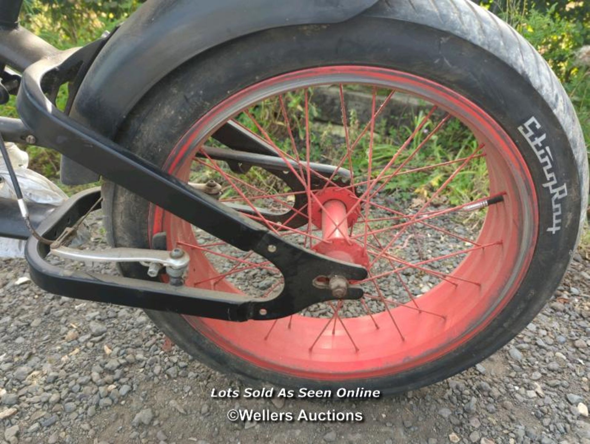 Schwinn stingray bike for restoration. Was custom painted. Chain broken and in bag. Seat needs - Image 4 of 6