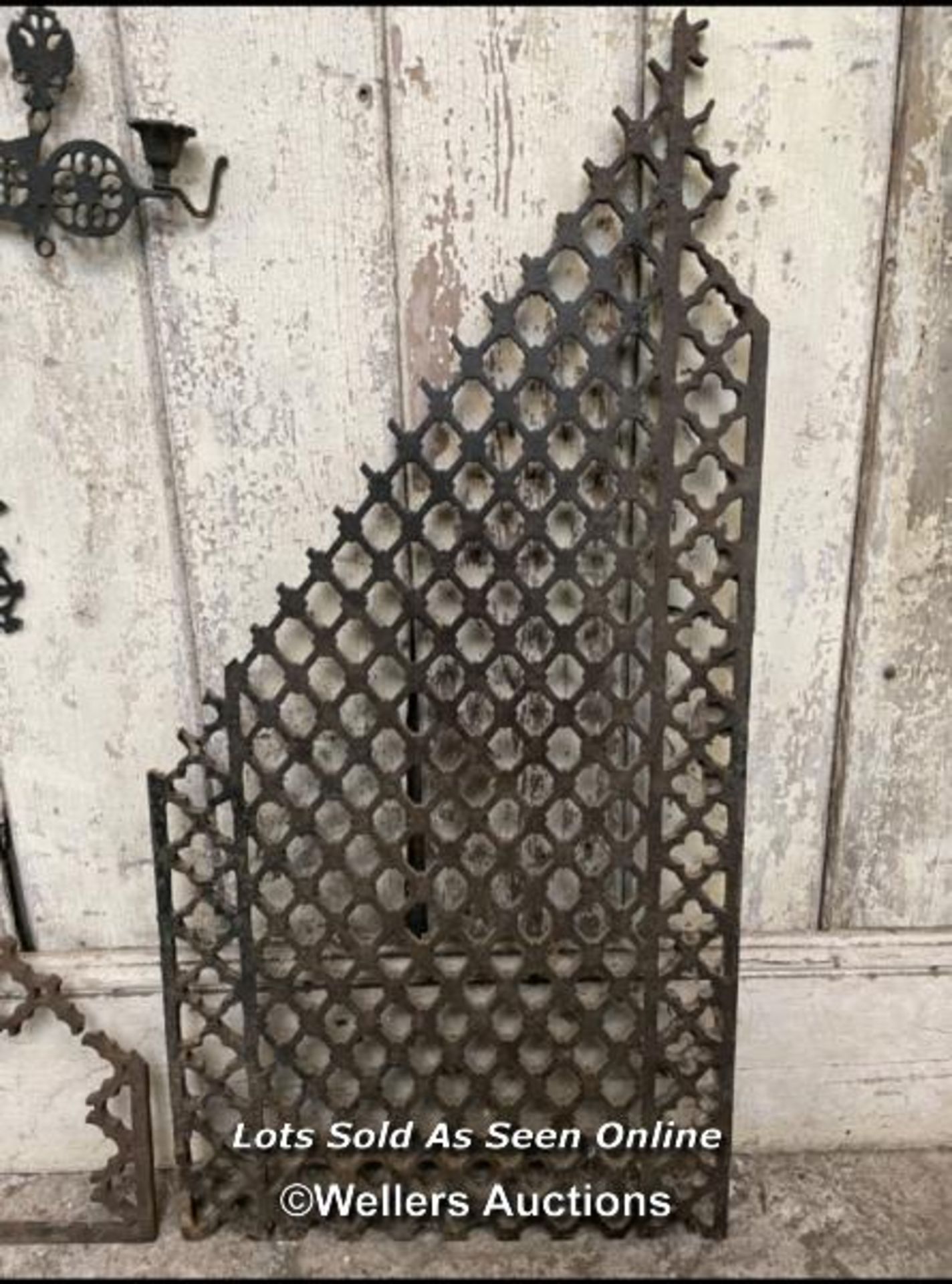 Cast iron church grill and cruciform candle holder. Both with missing parts. Grill is 45cm x 93cm - Bild 2 aus 6