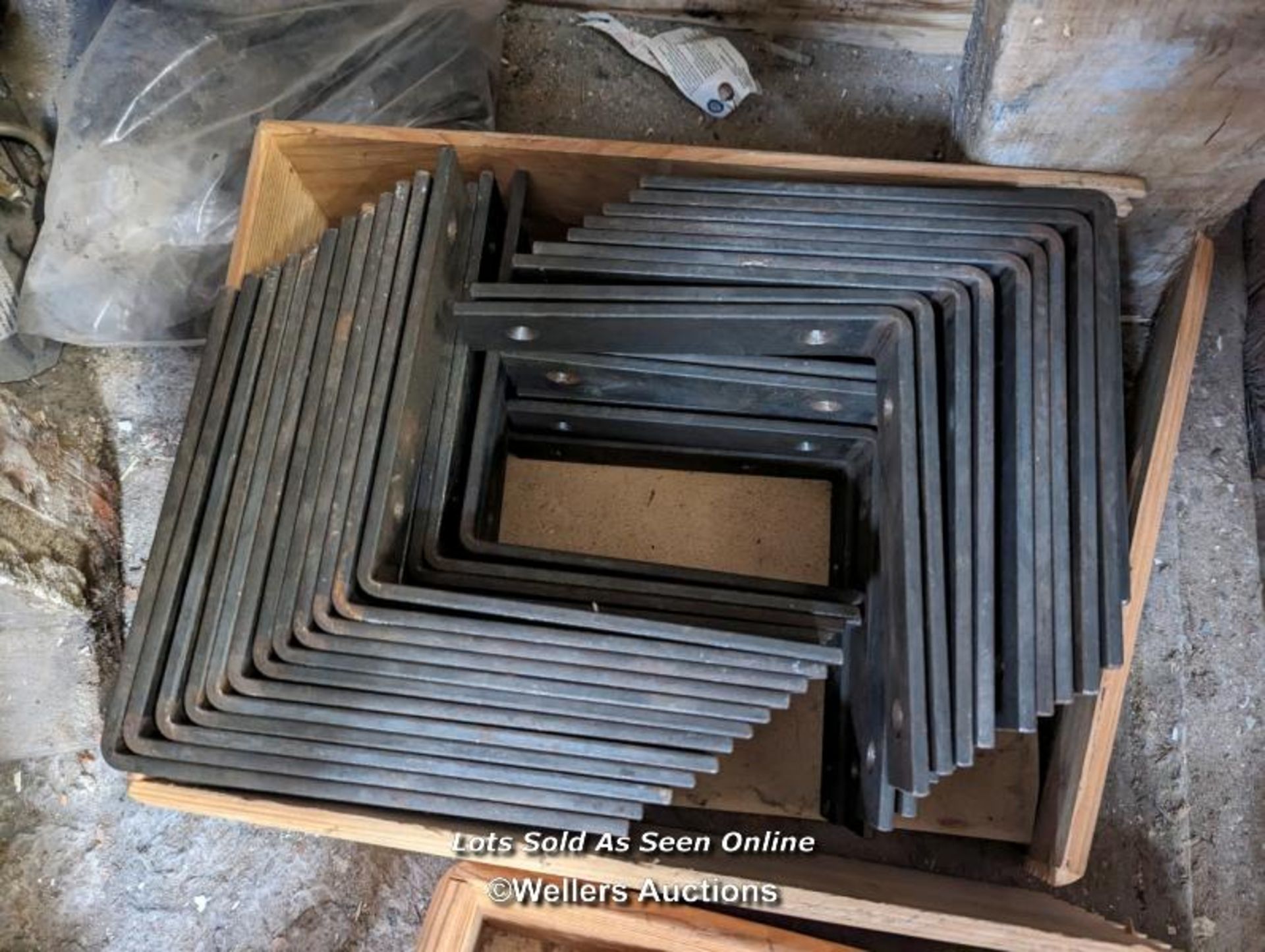 96 large metal shelf brackets, 18cm x 18cm.