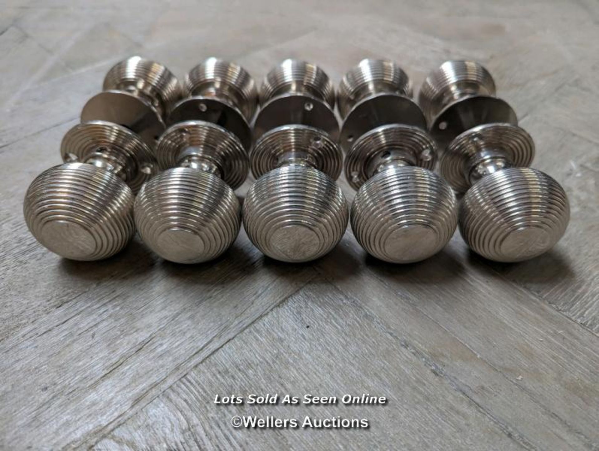 Set of good quality heavy nickel beehive reproduction handles, ex shop display. Back plates 5cm, - Bild 2 aus 4