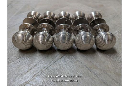 Set of good quality heavy nickel beehive reproduction handles, ex shop display. Back plates 5cm, - Image 2 of 4