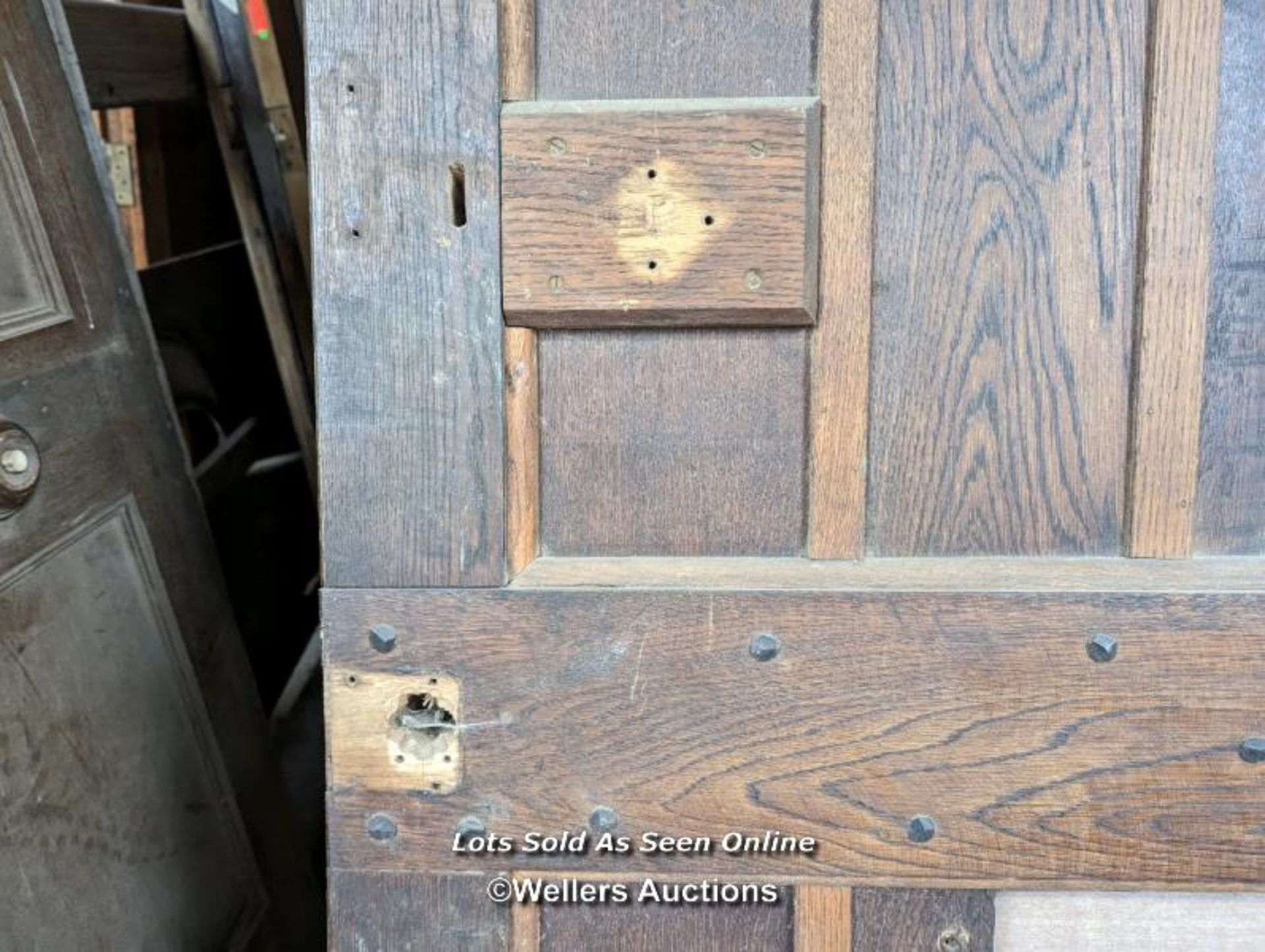 A Victorian oak cottage door for restoration. Previous owner has added baton to deal with plank - Bild 6 aus 6