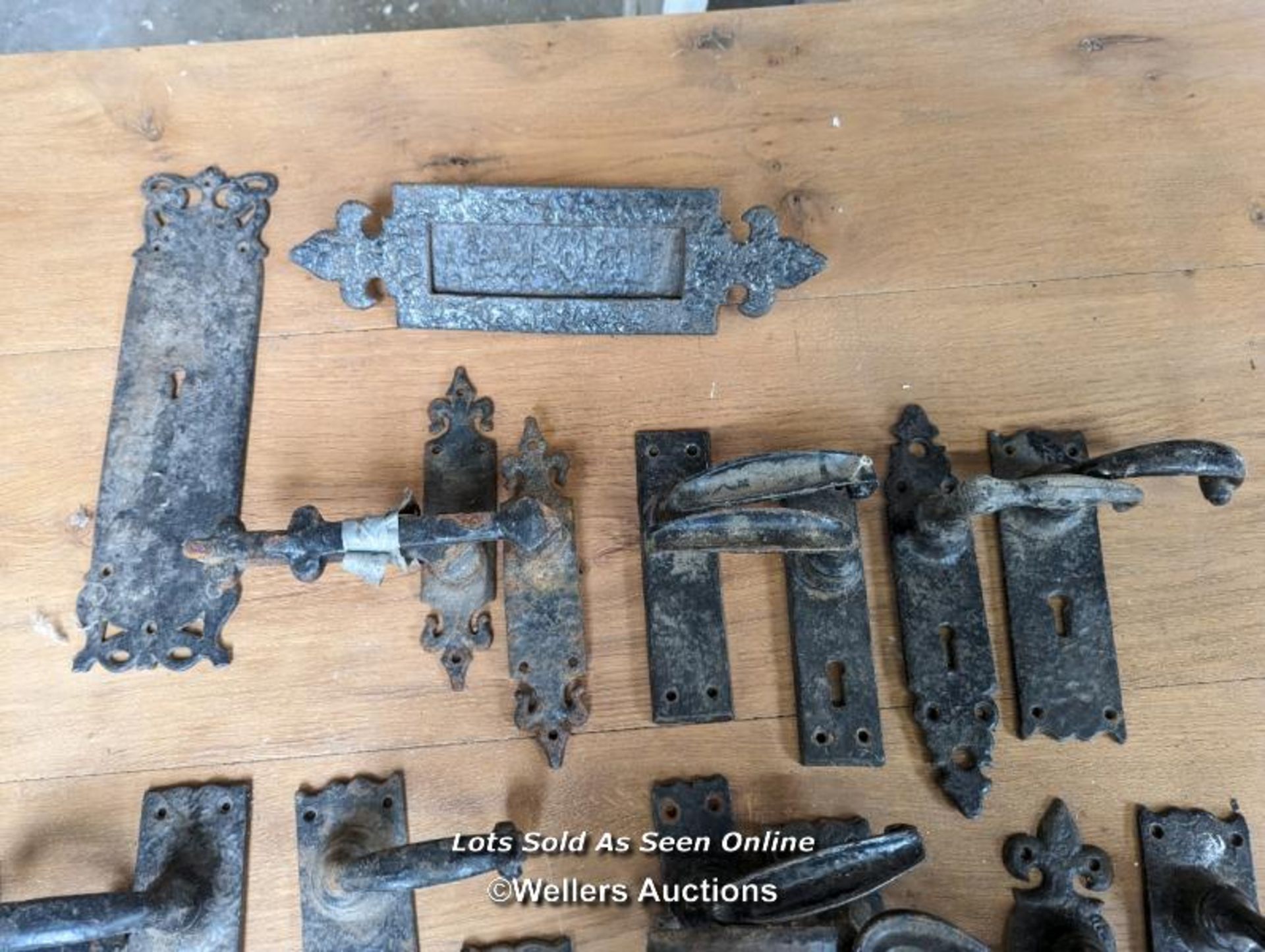 21 pieces of cast iron door reclaimed door furniture inc 19 lever handles, one fingerplate and one - Image 2 of 3