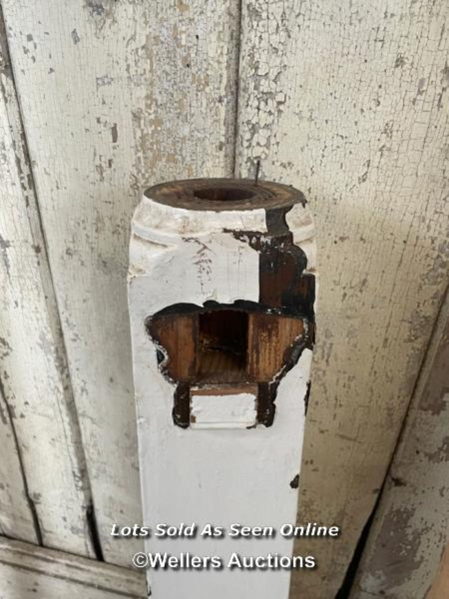 Hand carved columm and 3 turned pine newel posts. - Image 5 of 6