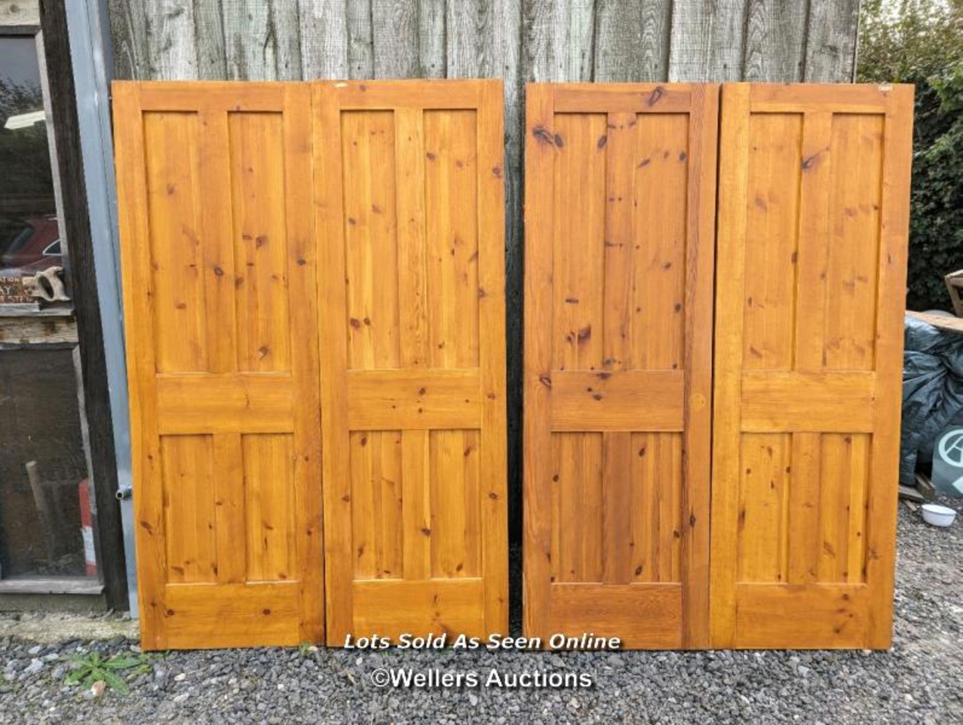 4 matching pine four panel doors, morticed and tenoned construction. Each door 61cm x 183cm x 4cm. - Bild 4 aus 5