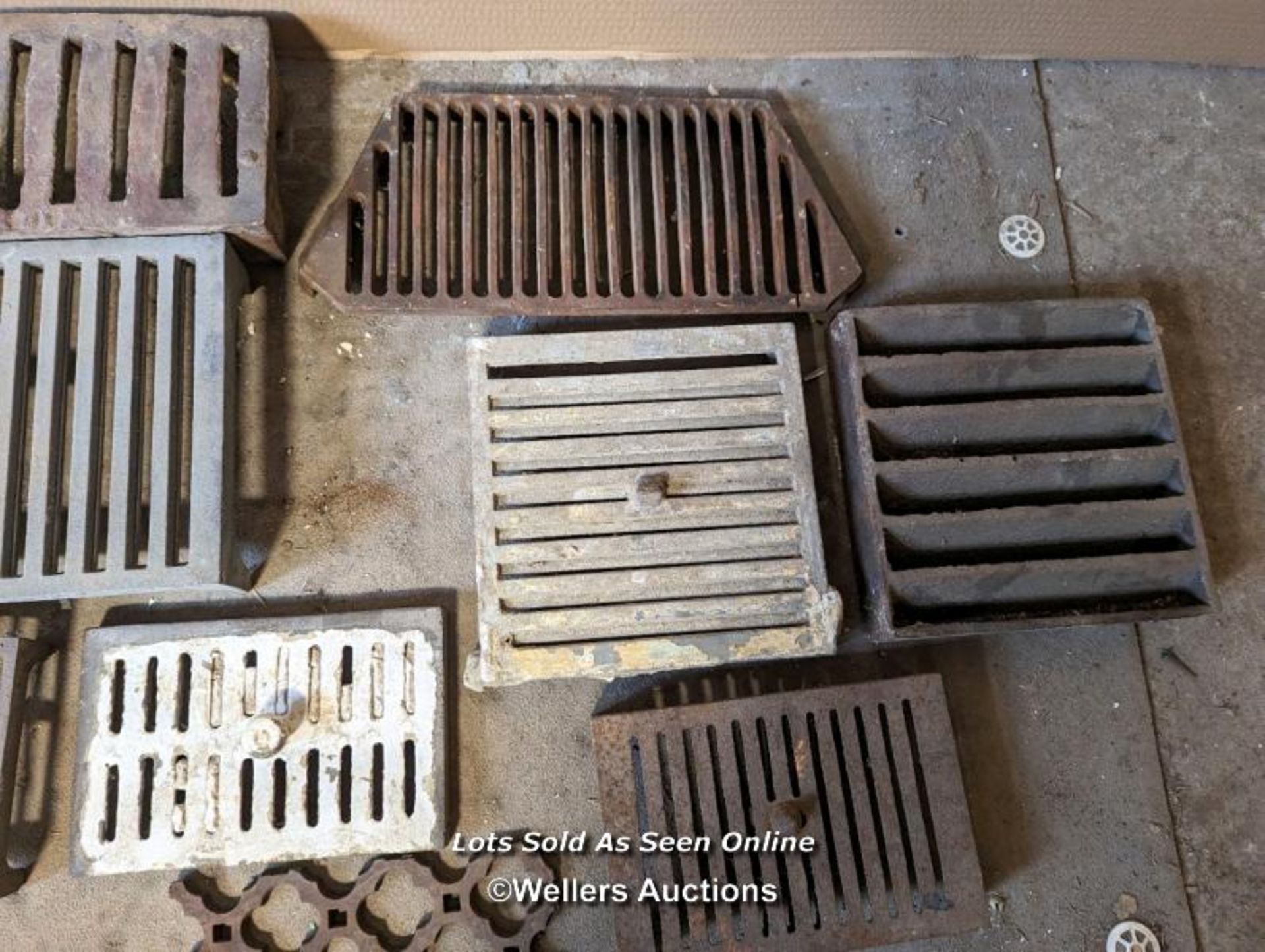 Batch of various air bricks and metal grilles - Image 4 of 4