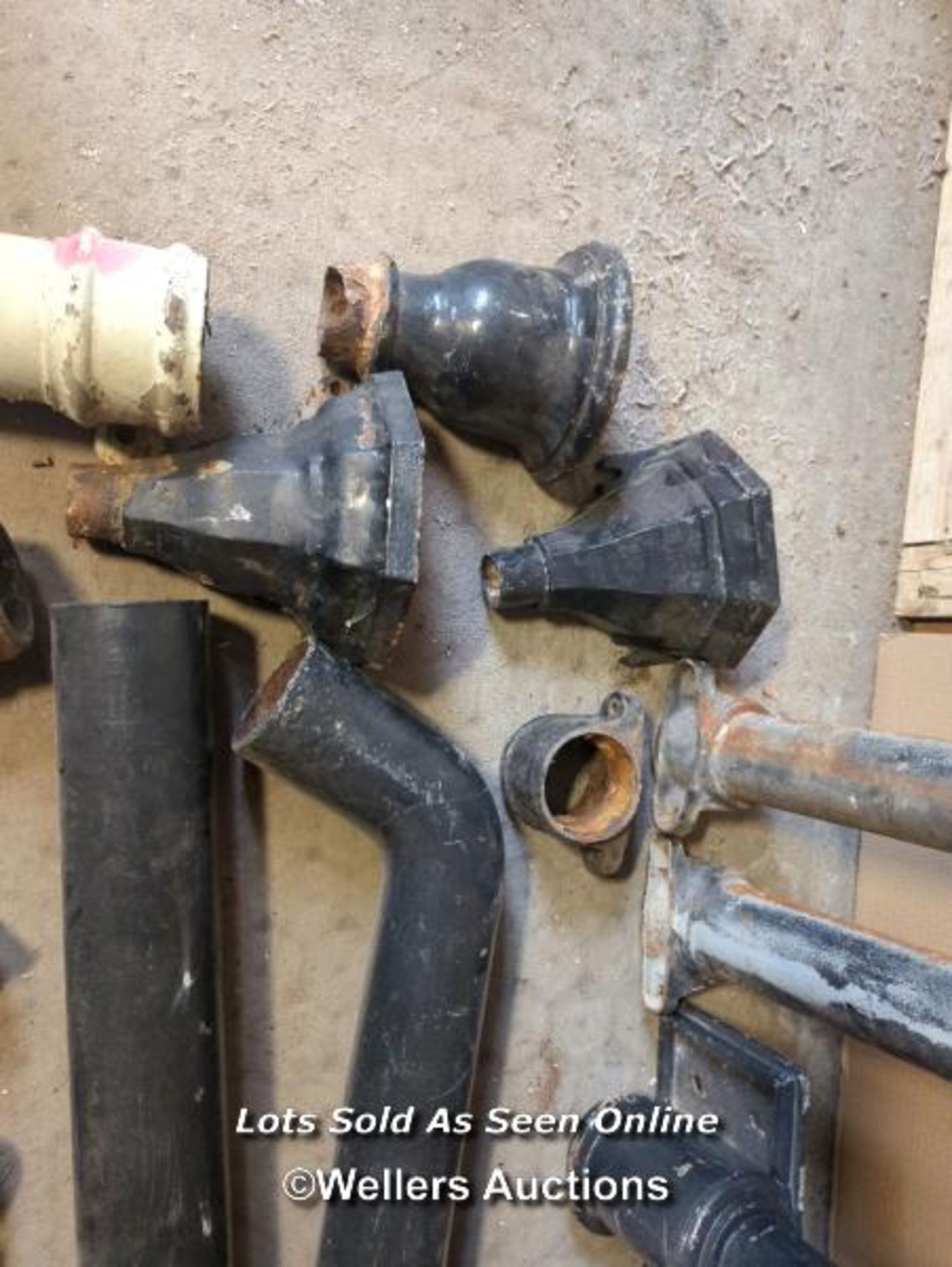 Collection of 19 pieces of cast iron downpipes, guttering and hoppers. Please note single narrow - Bild 5 aus 5